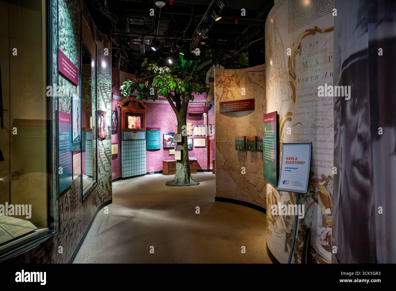 Smithsonian National Museum of American History The Price of Freedom Exhibit Washington DC // WASHINGTON DC – die Ausstellung Price of Freedom Americans at war im Smithsonian National Museum of American History untersucht die Geschichte der amerikanischen Militäreinsätze. Die Ausstellung untersucht Konflikte von den Franzosen- und Indianerkriegen bis heute und untersucht, wie Kriege die amerikanische Geschichte geprägt haben. Auf den Displays werden historische Karten, Artefakte und Informationsfelder angezeigt, in denen wichtige Ereignisse und ihre Bedeutung detailliert dargestellt werden. Das Museum in Washington DC widmet sich der Erhaltung und Präsentation des Stockfoto