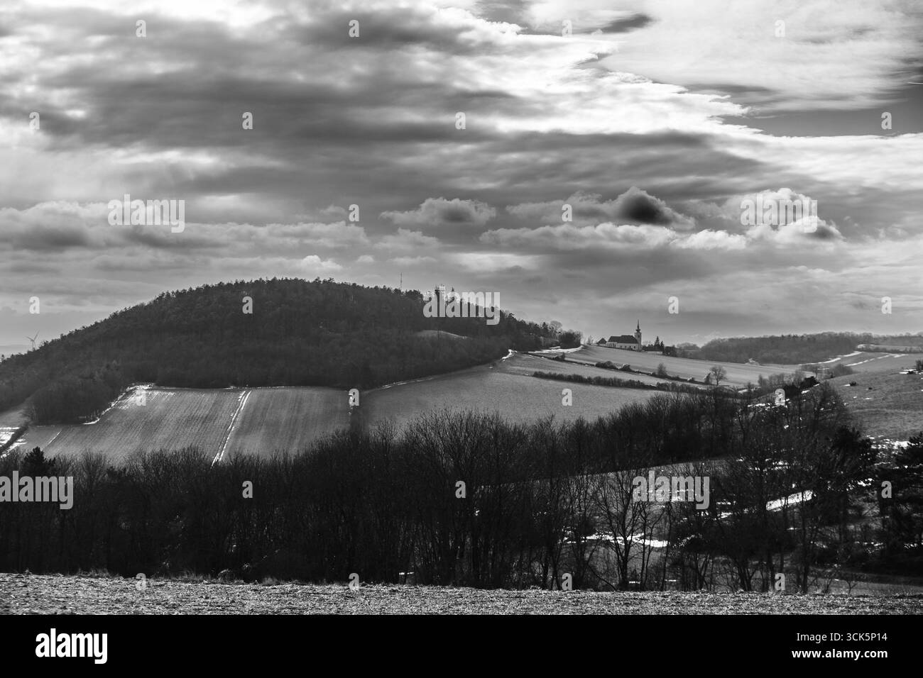 Weite Landschaft mit Feldern und Hügeln unter dramatischem bewölktem Himmel Oberleis Weinviertel Niederösterreich Österreich Stockfoto