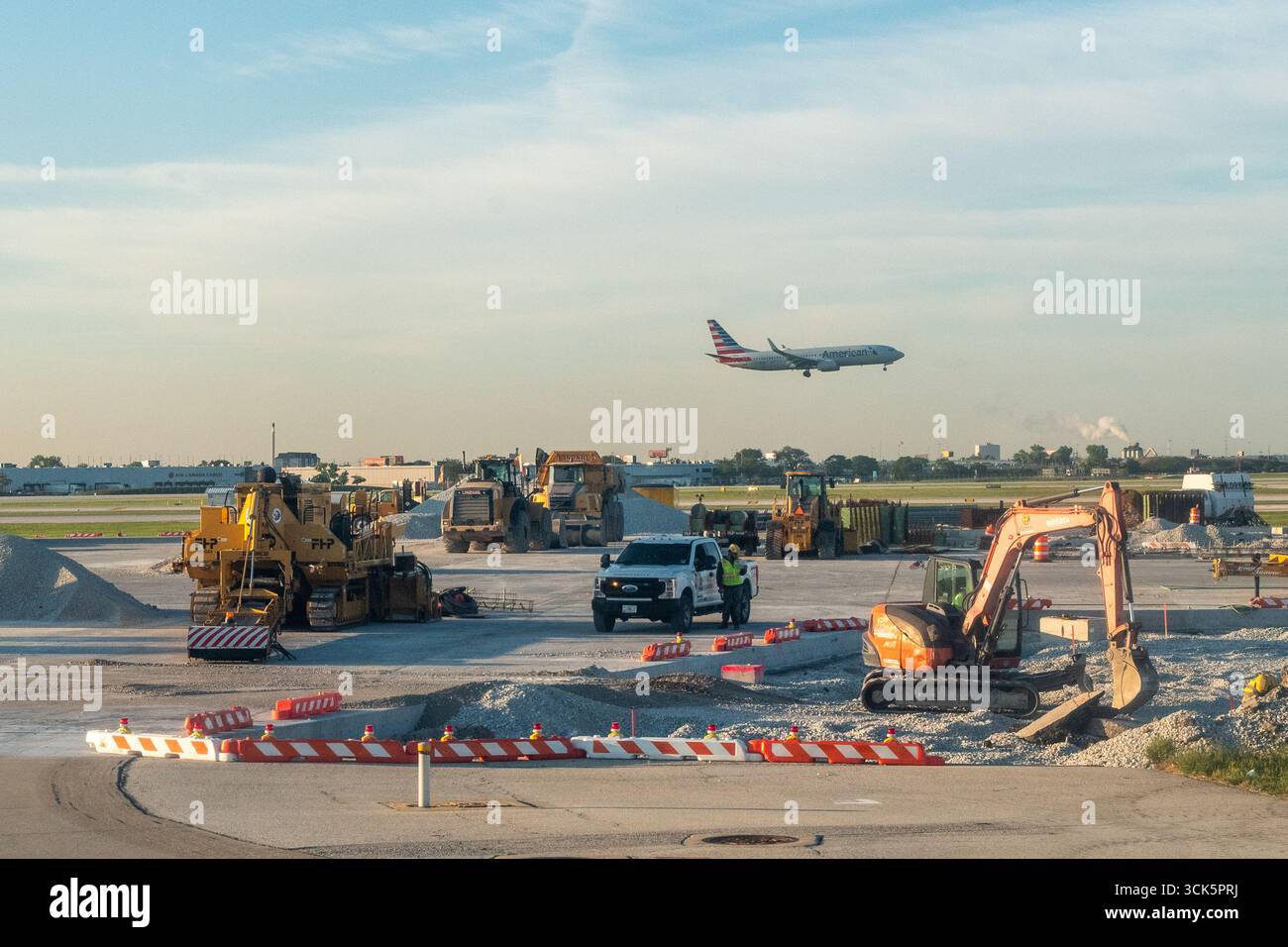 O'Hare Airport, Illinois, USA - 4. September 2025 - eine American Airlines 737-800 landet bei ORD, während der Flughafenbau auf dem Asphalt fortgesetzt wird Stockfoto