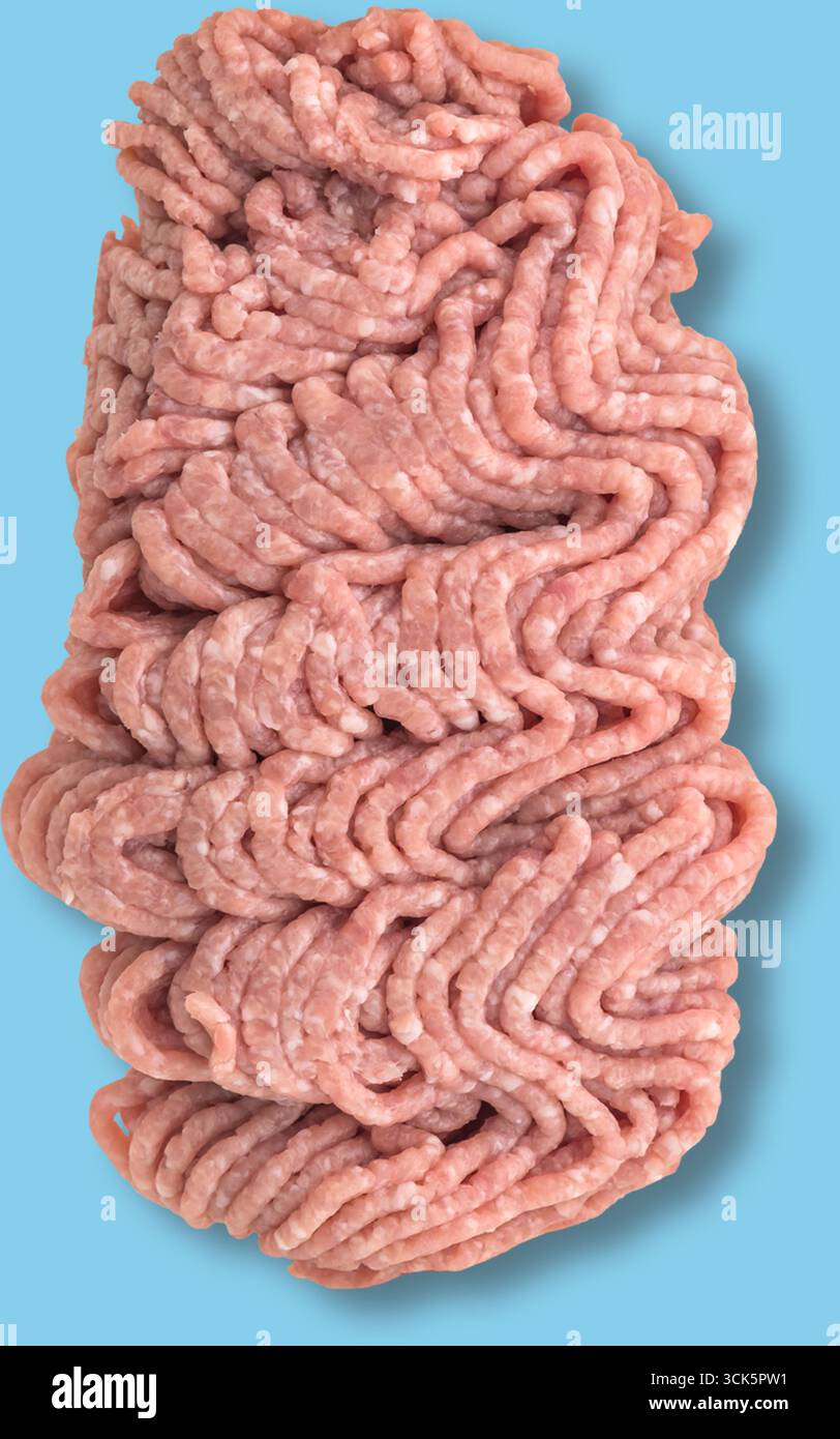 Ein Bild von rohem Hackfleisch, das seine Textur und Form zeigt. Stockfoto