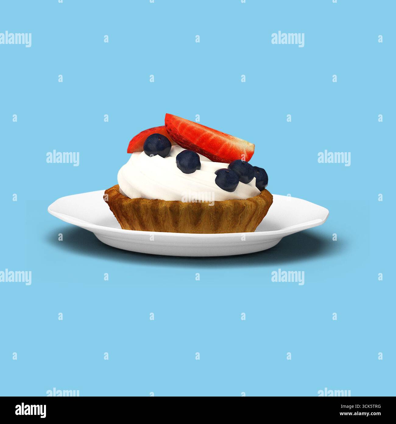 Ein köstliches Dessert mit einer Tarte mit Sahne, Erdbeeren und Heidelbeeren auf einem weißen Teller. Stockfoto