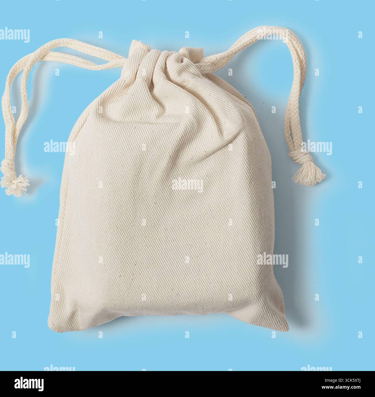 Eine einfarbige Canvas-Tasche mit Kordelzug, die für den Transport kleiner Gegenstände oder Geschenke geeignet ist. Stockfoto