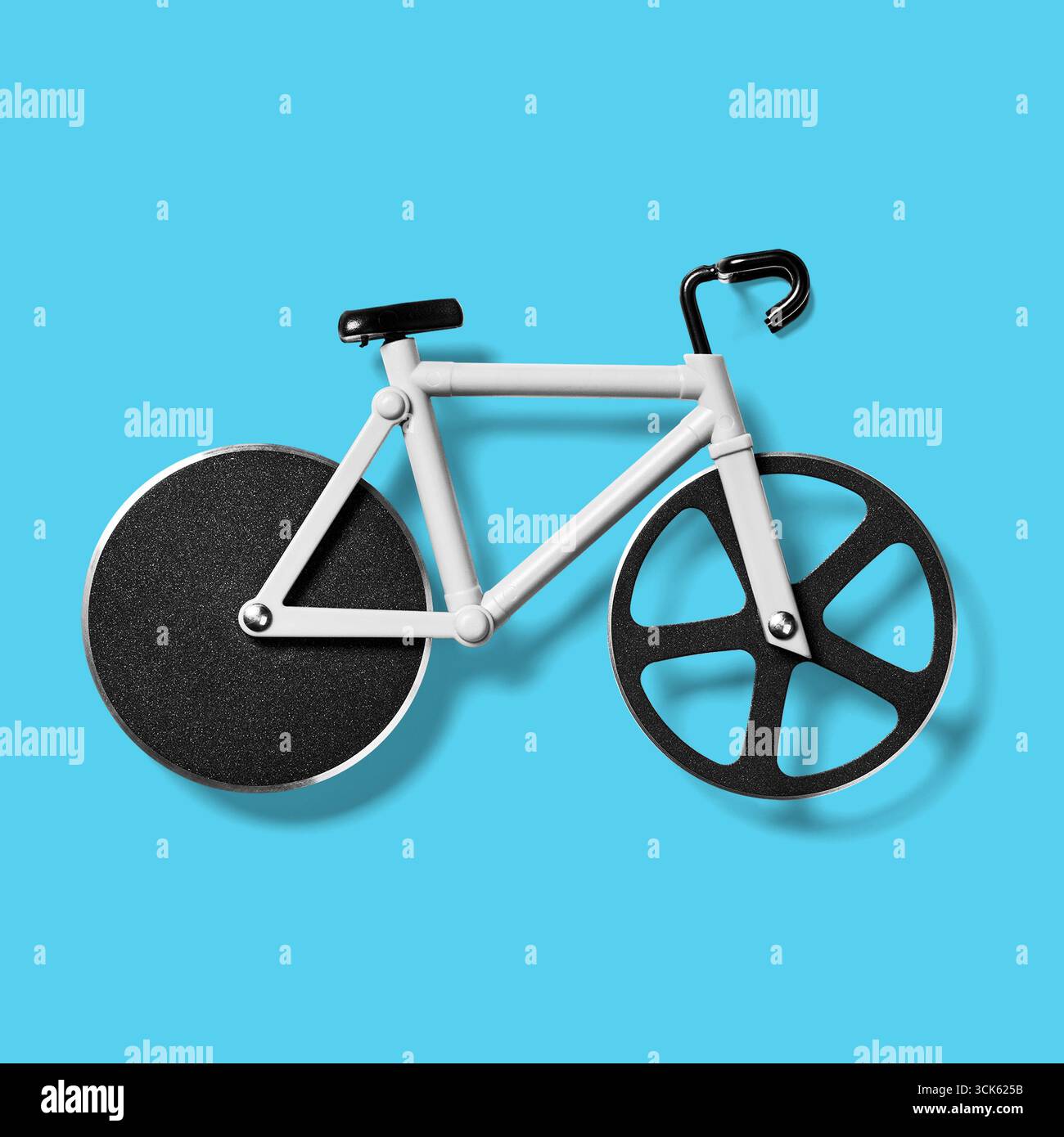 Ein minimalistisches Fahrraddesign mit einem schlanken Rahmen und einzigartigen Radformen, die moderne Ästhetik und Funktionalität betonen. Stockfoto