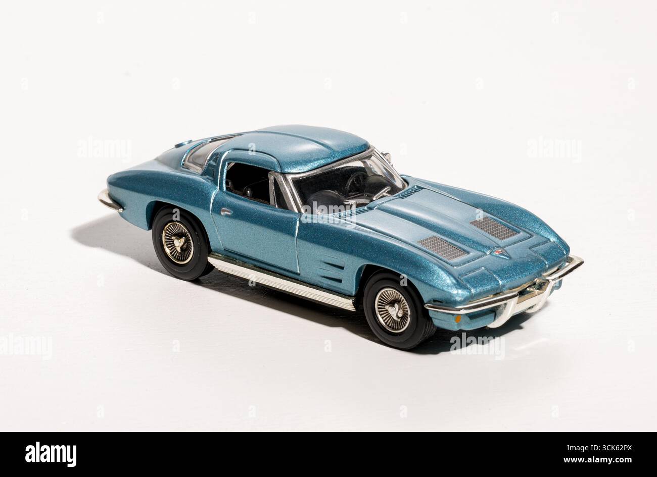 Hellblaues amerikanisches Oldtimer-Modell auf weißem Hintergrund Stockfoto