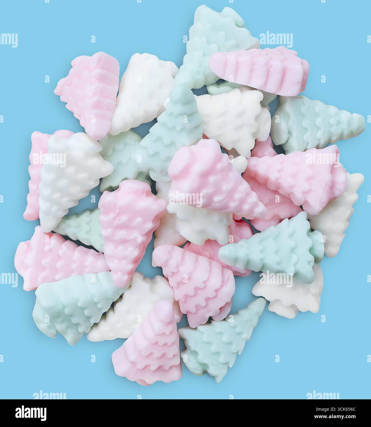 Eine bunte Auswahl an Süßigkeiten in Form von Eiskegeln in Pastellfarben. Stockfoto