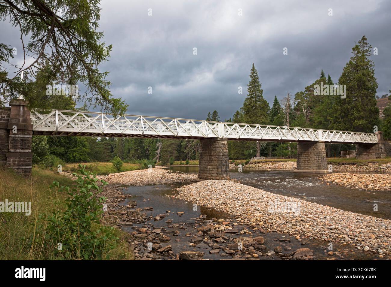 Mar Lodge Estate, Victoria Bridge, ist die Gitterträgerbrücke aus dem frühen 20. Jahrhundert über den River Dee. Aberdeenshire, Schottland, Großbritannien Stockfoto