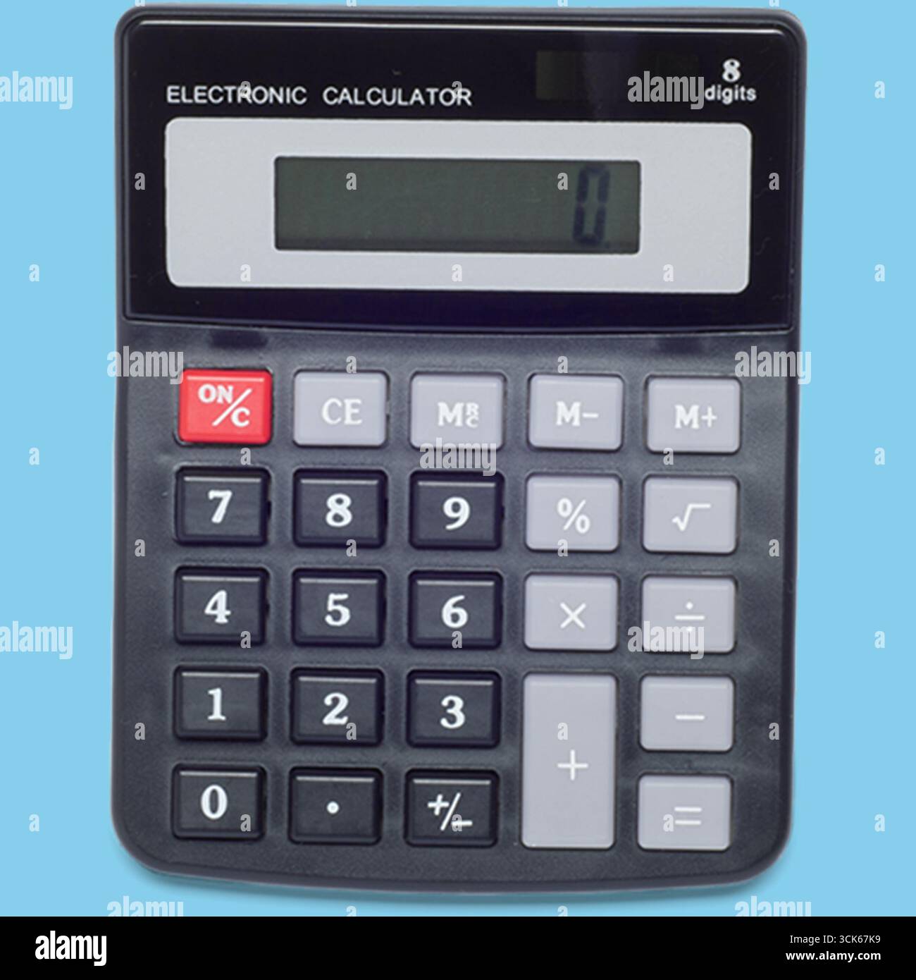 Ein einfacher elektronischer Rechner, der „0“ auf seinem Bildschirm anzeigt und Schaltflächen für grundlegende arithmetische Operationen enthält. Stockfoto