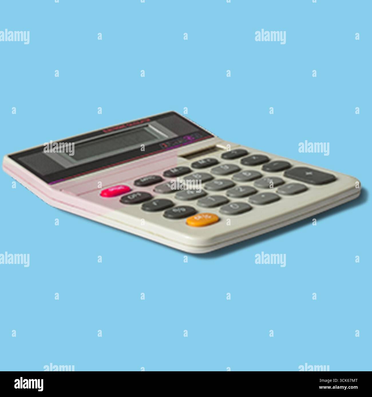 Ein einfacher elektronischer Rechner mit numerischer Tastatur und Anzeige für mathematische Berechnungen. Stockfoto