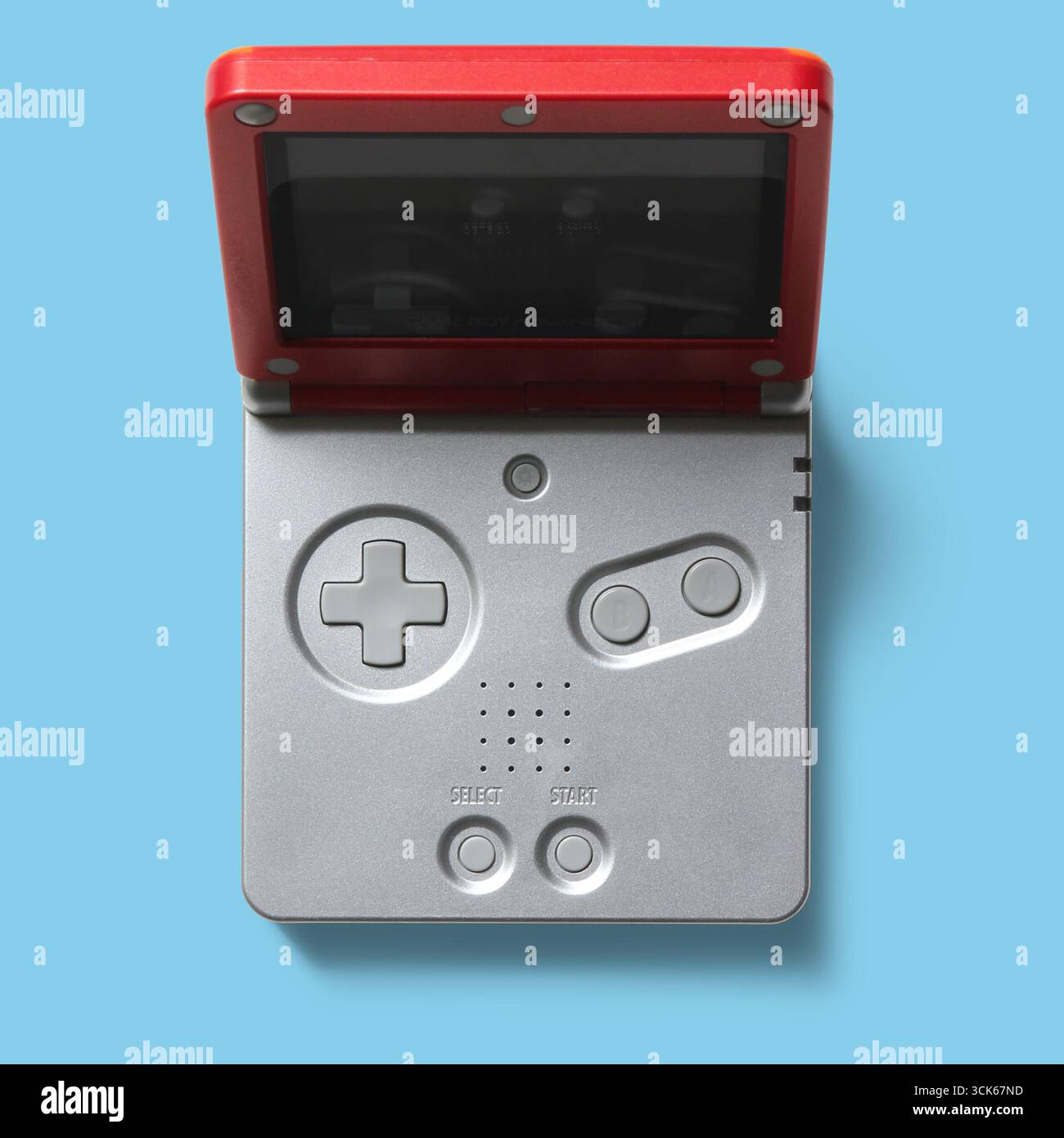 Eine offene Handheld-Spielkonsole mit direktionalem Pad und Tasten für Gameplay. Stockfoto