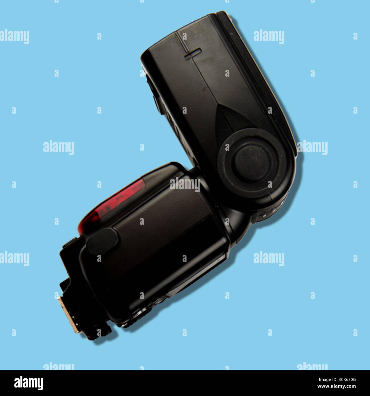Ein Blitzgerät für die Kamera zur Verbesserung der Lichtverhältnisse. Stockfoto