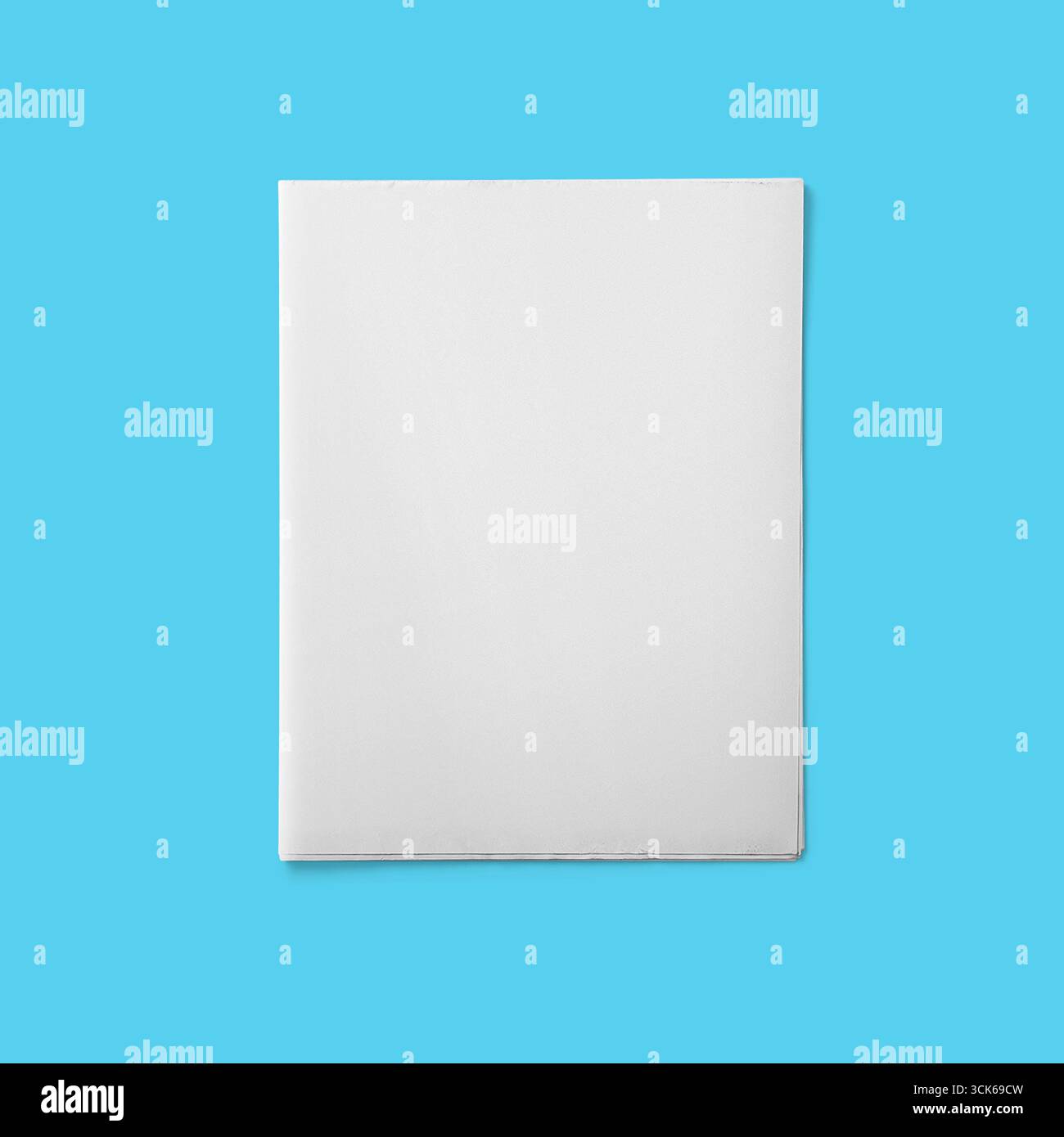 Ein leeres weißes Blatt Papier, das für verschiedene Schreib- oder Druckzwecke geeignet ist. Stockfoto