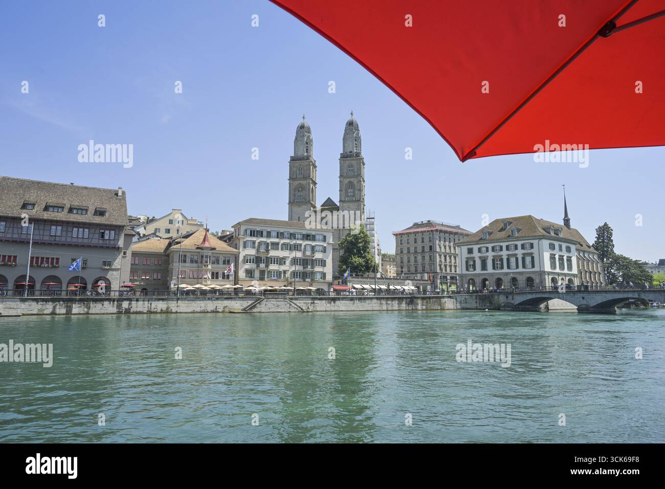 Fluss Limmat, Altstadt am rechten Ufer der Limmat, Großmünster, Limmatquai, Niederdorf, Zürich, Schweiz Stockfoto
