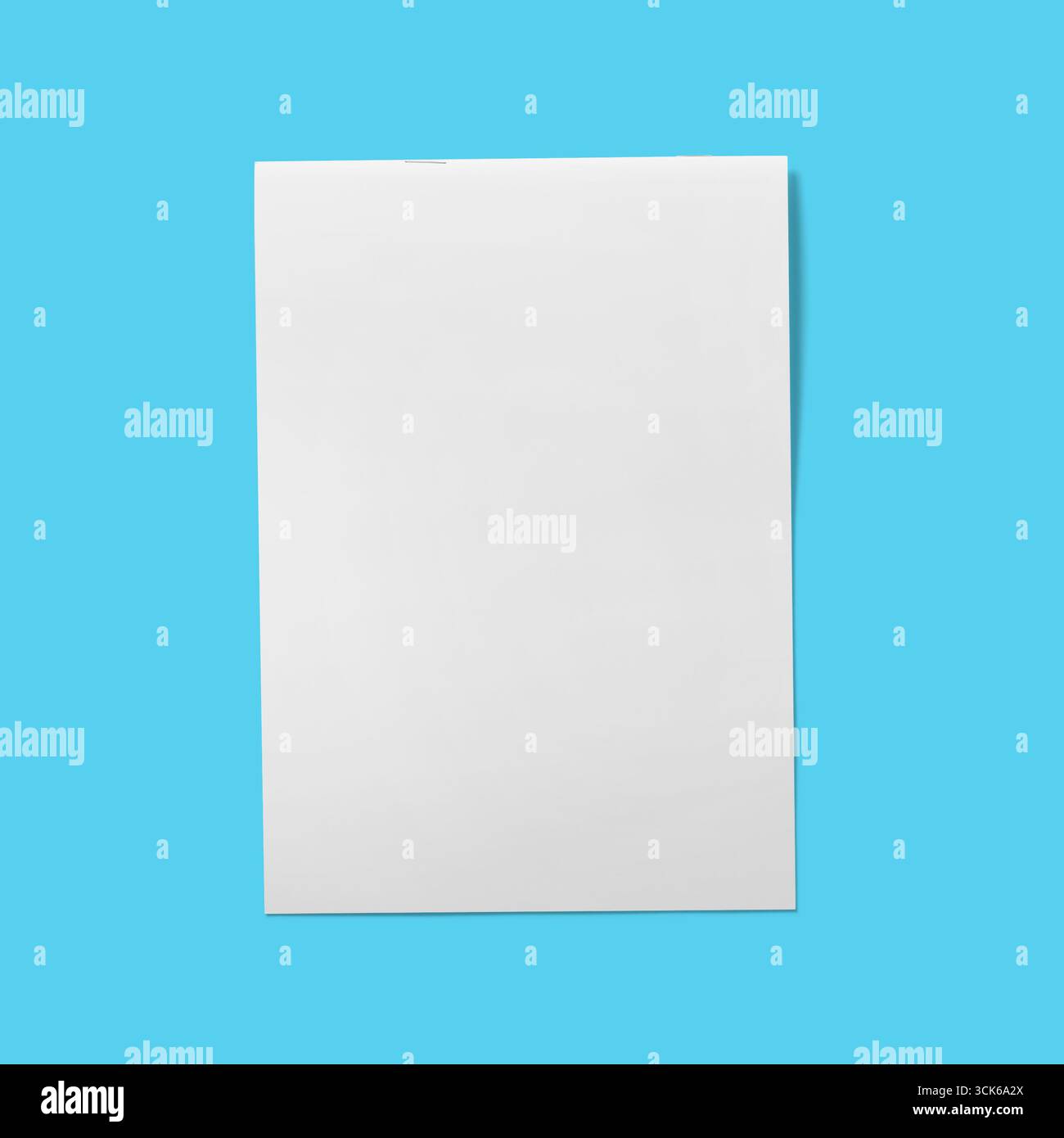 Ein leeres weißes Blatt Papier, das häufig zum Schreiben, Drucken oder Zeichnen verwendet wird. Stockfoto