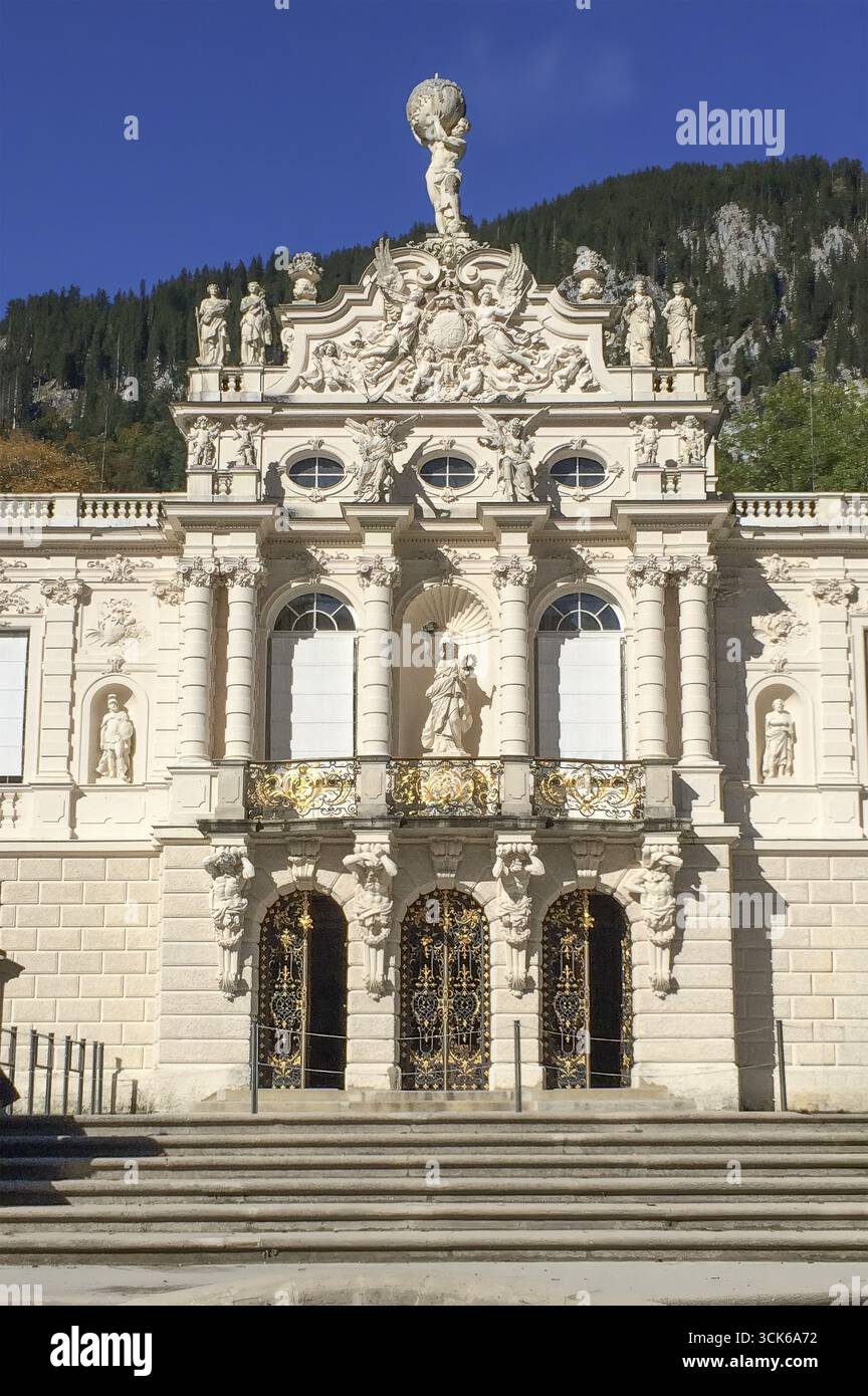 Blick auf Portal und Fassadeneingang zum Schloss Linderhof im Neurokoko-Stil mit Skulpturen aus Kalkstein und Zinkguss, oben auf der Pedi Stockfoto