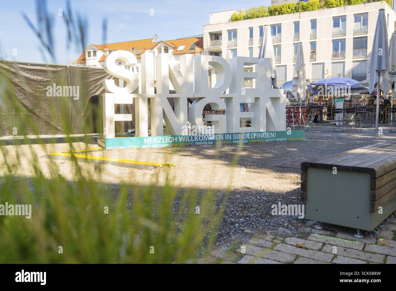 Große, moderne Schrift heißt Sie in Sindelfingen, sonniger städtischer Umgebung, Sindelfingen, Boeblingen, Deutschland willkommen Stockfoto