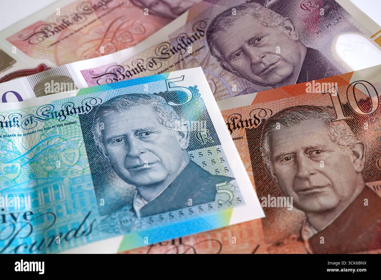 EMBARGO BIS 0001 DONNERSTAG, 11. SEPTEMBER, Aktenfoto vom 08/24 der Banknoten. Ein Parlamentskomitee sagte, die Regierung habe die Warnungen von ihr nicht beachtet, dass die lebenslange Isa (Lisa) reformiert werden müsse. In einem früheren Bericht sagte der Finanzausschuss, es sei nicht überzeugt, dass die Lisa effektiv auf Menschen abzielt, die wirklich finanzielle Unterstützung benötigen. Ausgabedatum: Donnerstag, 11. September 2025. Stockfoto