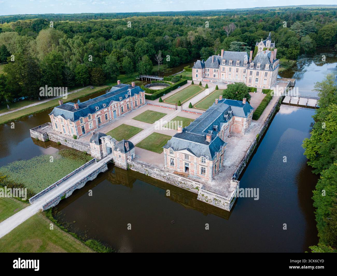 Südwestblick von Château de la Ferté im Loire-Tal, Frankreich, mit Blick auf das Schloss, die umliegenden Gärten und die malerische Landschaft von oben. Stockfoto