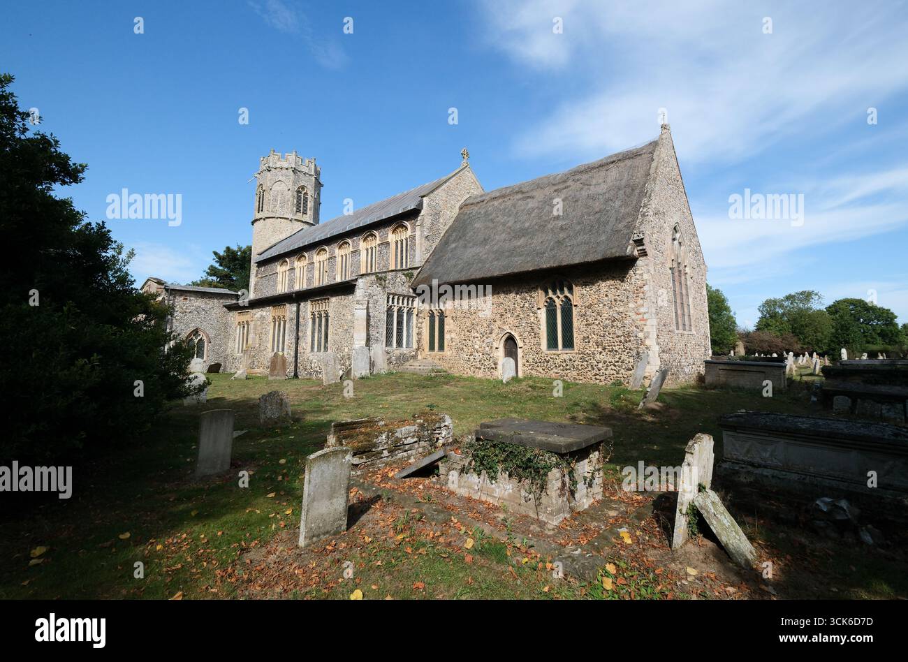 St. Nicholas Church, Potter Heigham, Norfolk, Großbritannien. September 2025. Die Kirche St. Nicholas aus dem 14. Jahrhundert, Potter Heigham. Mit einem Holzdach, den Überresten mittelalterlicher Gemälde und einer Sammlung von Knieschützern. Quelle: Matthew Chattle/Alamy Live News Stockfoto St. Nicholas Church, Potter Heigham, Norfolk, Großbritannien. September 2025. Die Kirche St. Nicholas aus dem 14. Jahrhundert, Potter Heigham. Mit einem Holzdach, den Überresten mittelalterlicher Gemälde und einer Sammlung von Knieschützern. Quelle: Matthew Chattle/Alamy Live News Stockfoto