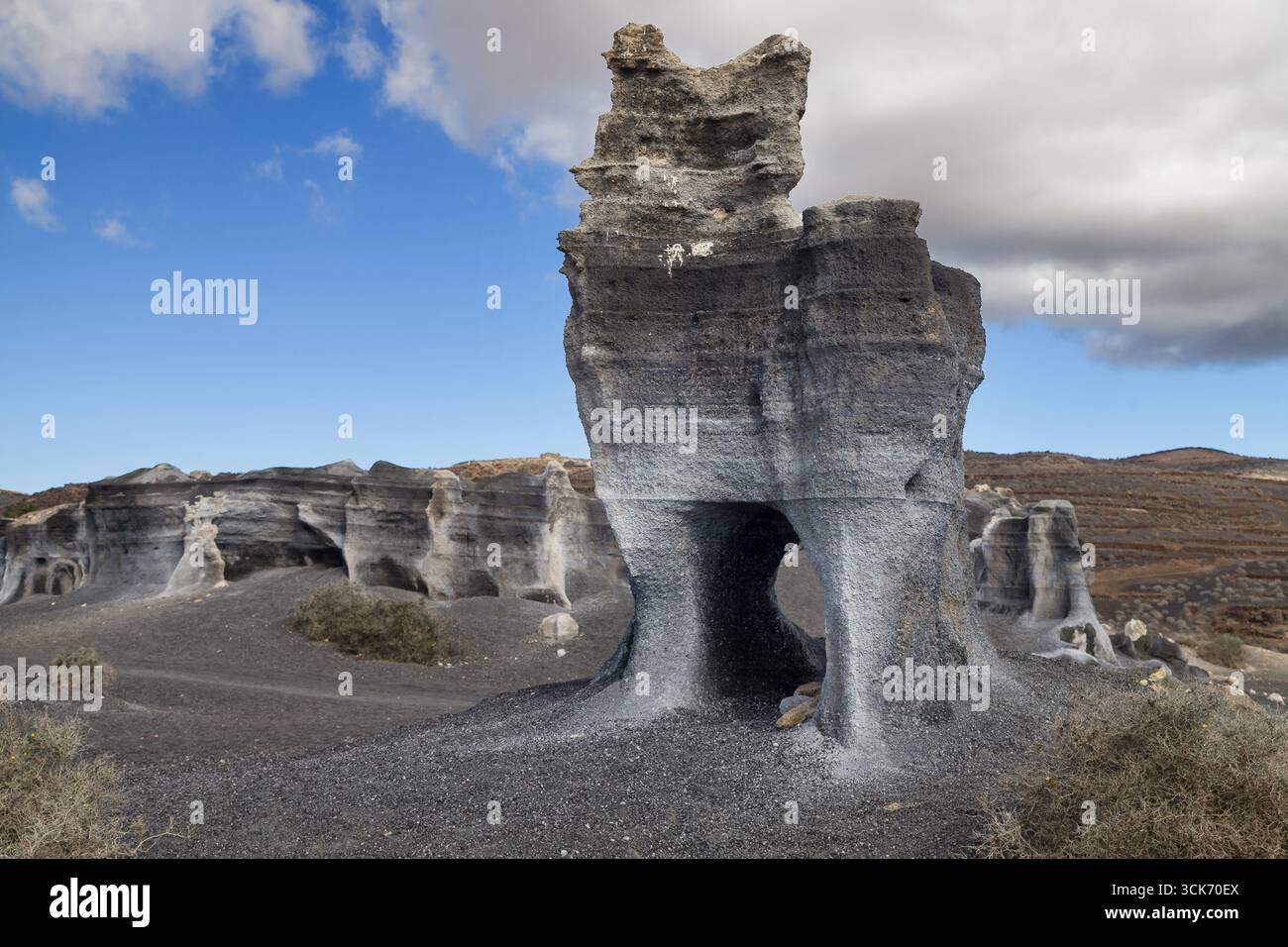 Durchstochener Hoodoo in Stratified City, Lanzarote, Kanarischen Inseln, Spanien. Stockfoto