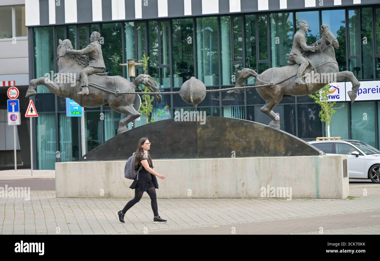 Magdeburger Halbkugeln, Denkmal erinnert an Otto-von-Guericke, Julius-Bremer-Straße, Magdeburg, Sachsen-Anhalt, Deutschland *** Magdeburger Halbkugeln, Denkmal an Otto von Guericke, Julius Bremer Straße, Magdeburg, Sachsen-Anhalt, Deutschland Stockfoto