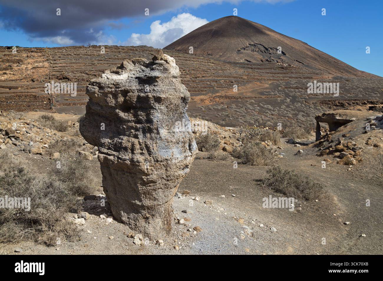 Lapilli-Tuff-Kamin in Stratified City und Guenia Mountain, Lanzarote, Kanarische Inseln, Spanien. Stockfoto