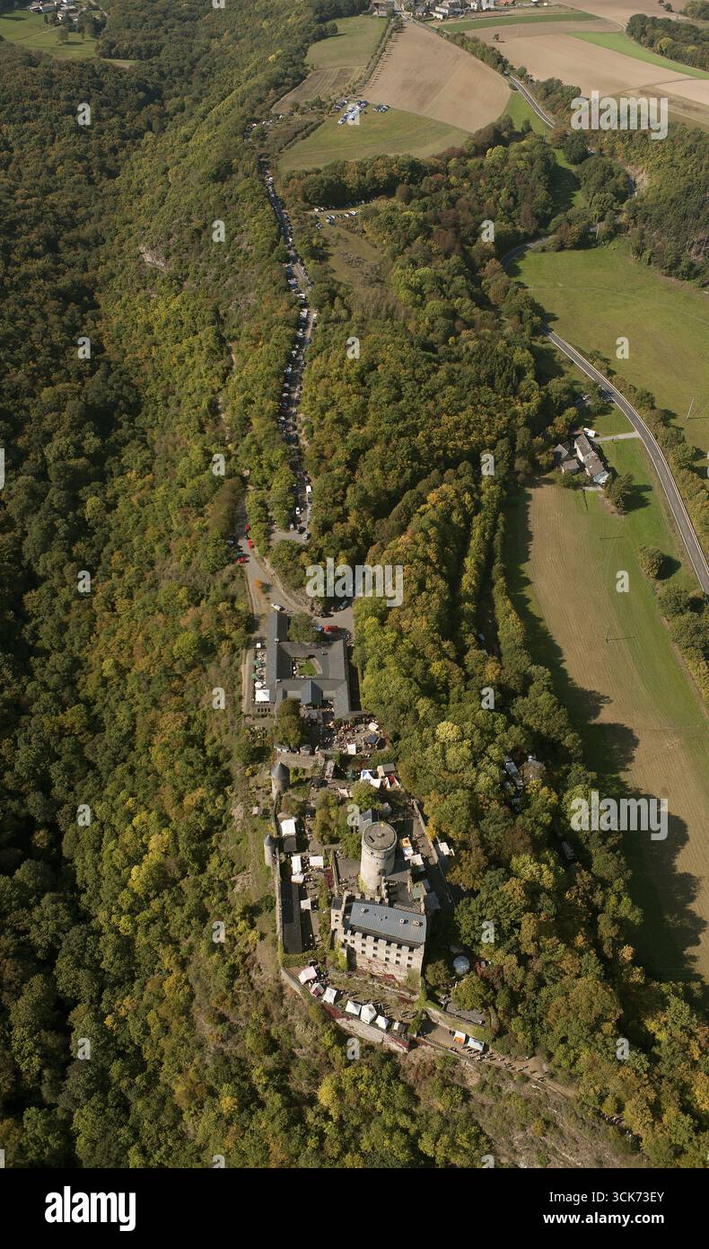 Aus der Vogelperspektive, Museum Burg Pyrmont, mit Ritterspielen, mittelalterlichem Markt, Marktständen, Roes, Eifel, Rheinland-Pfalz, Deutschland, Europa, Vogelaugen Stockfoto