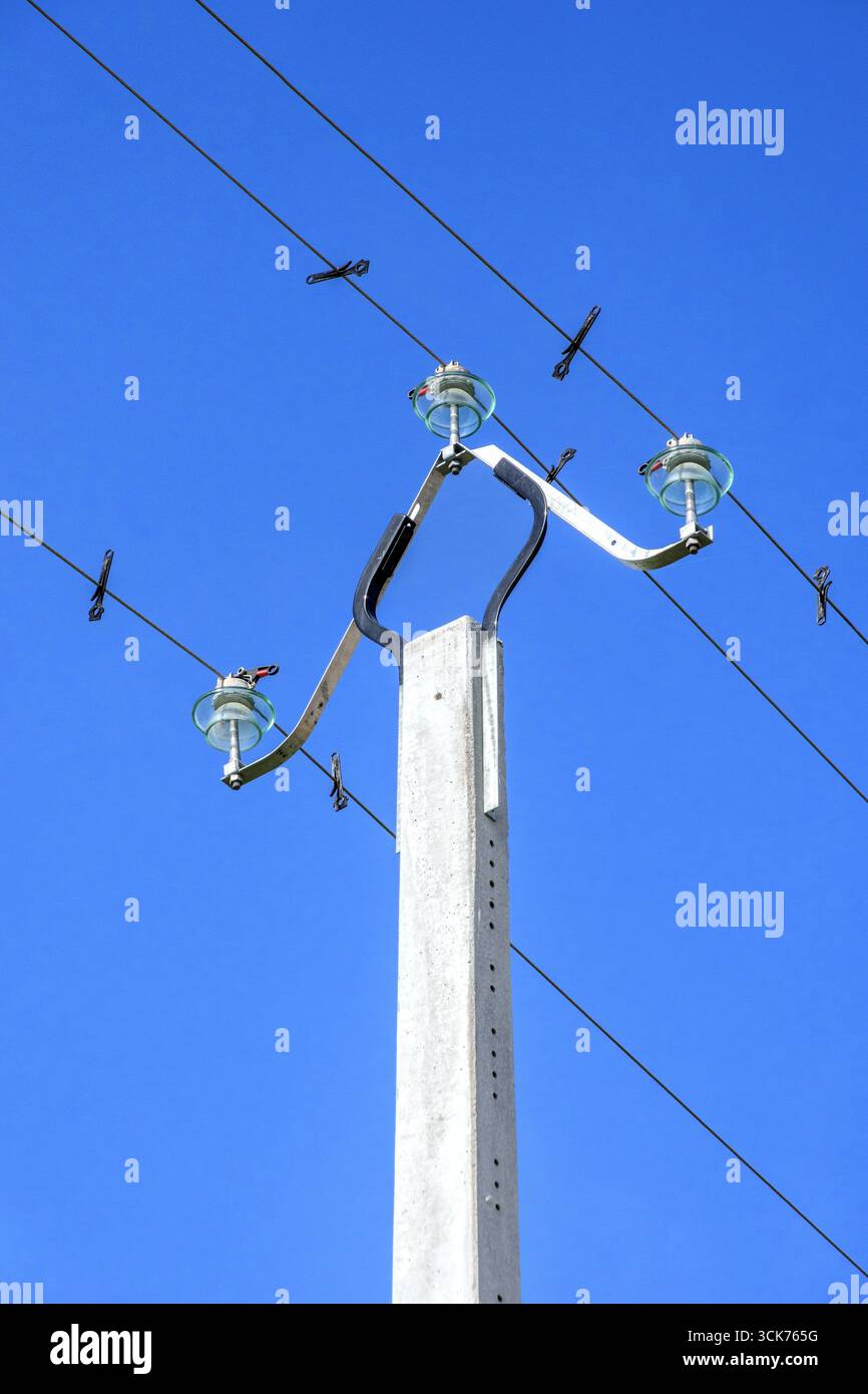 3-phasige Hochspannungskabel auf Betonpylon - Zentralfrankreich. Stockfoto