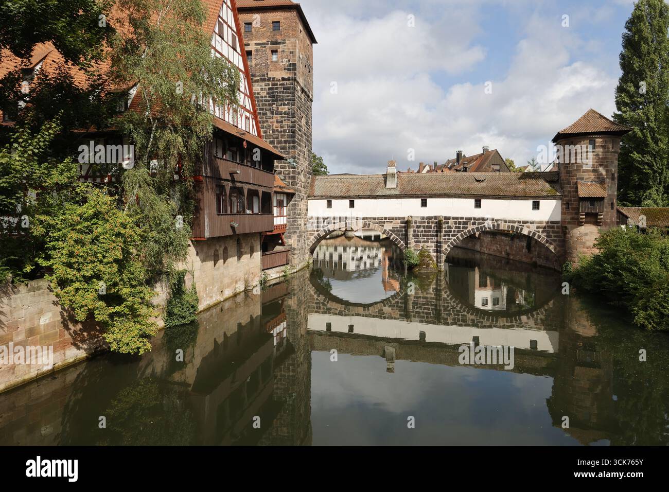 Überdachte Brücke über den Fluss, Nürnberg, Deutschland Stockfoto