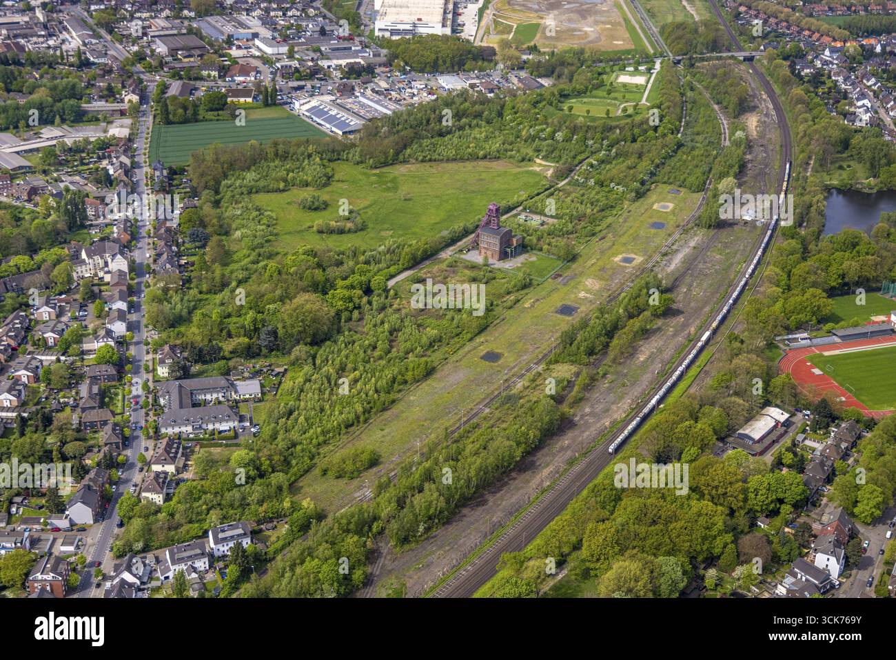 Aus der Vogelperspektive, historischer Pistenrahmen, Zeche Sterkrade, Bahngleise und Güterzug, Schwarze Heide, Oberhausen, Ruhrgebiet, Nordrhein-Westfal Stockfoto