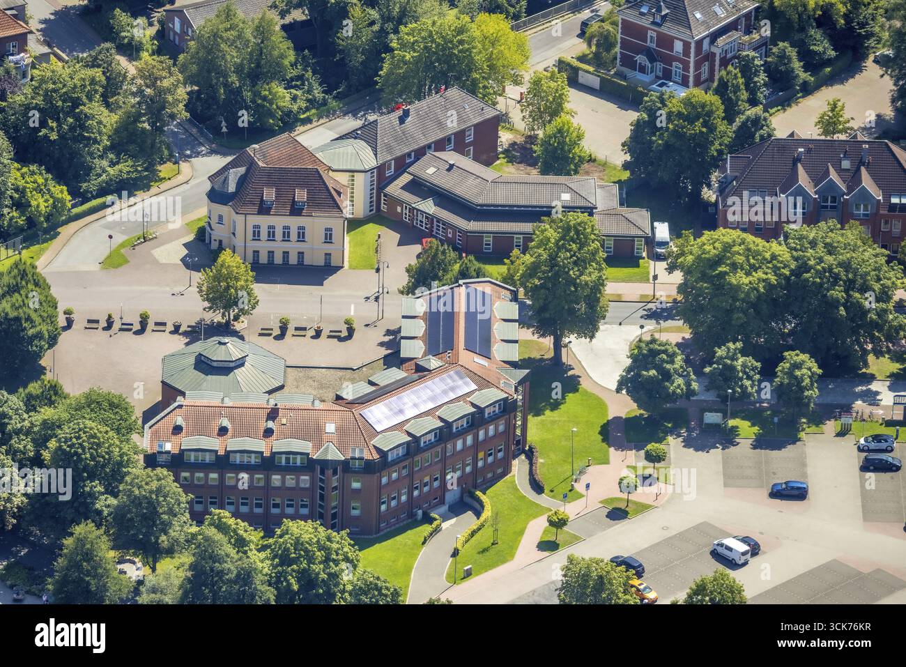 Luftaufnahme, Rathaus und Stadtverwaltung, Polizeistation Dinslaken Zweigstelle Schermbeck, Seniorenzentrum Franziska Schervier Haus, SC Stockfoto