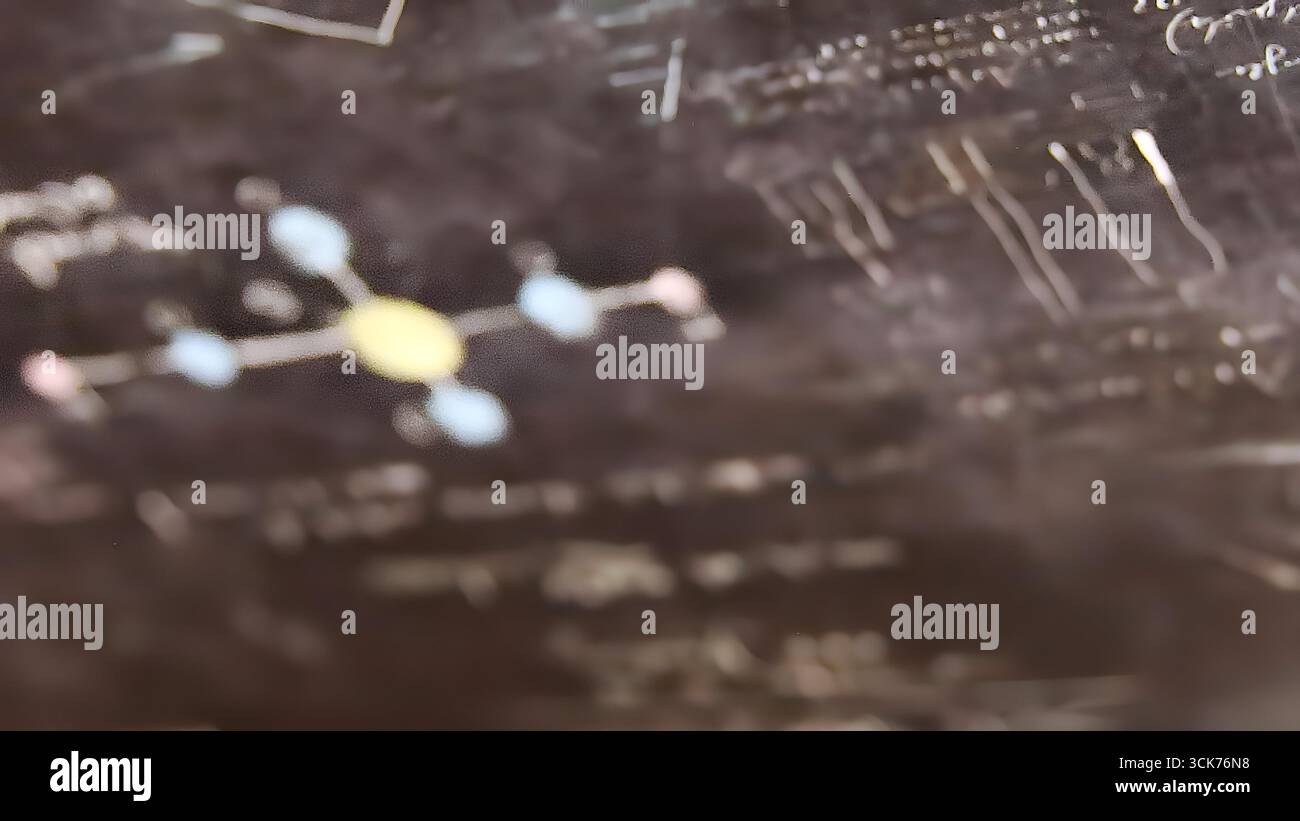 Eine Schwarze Tafel mit wissenschaftlichen Gleichungen und Diagrammen, umgeben von Glaswaren, die auf eine Labor- oder Ausbildungsumgebung hinweisen. Stockfoto