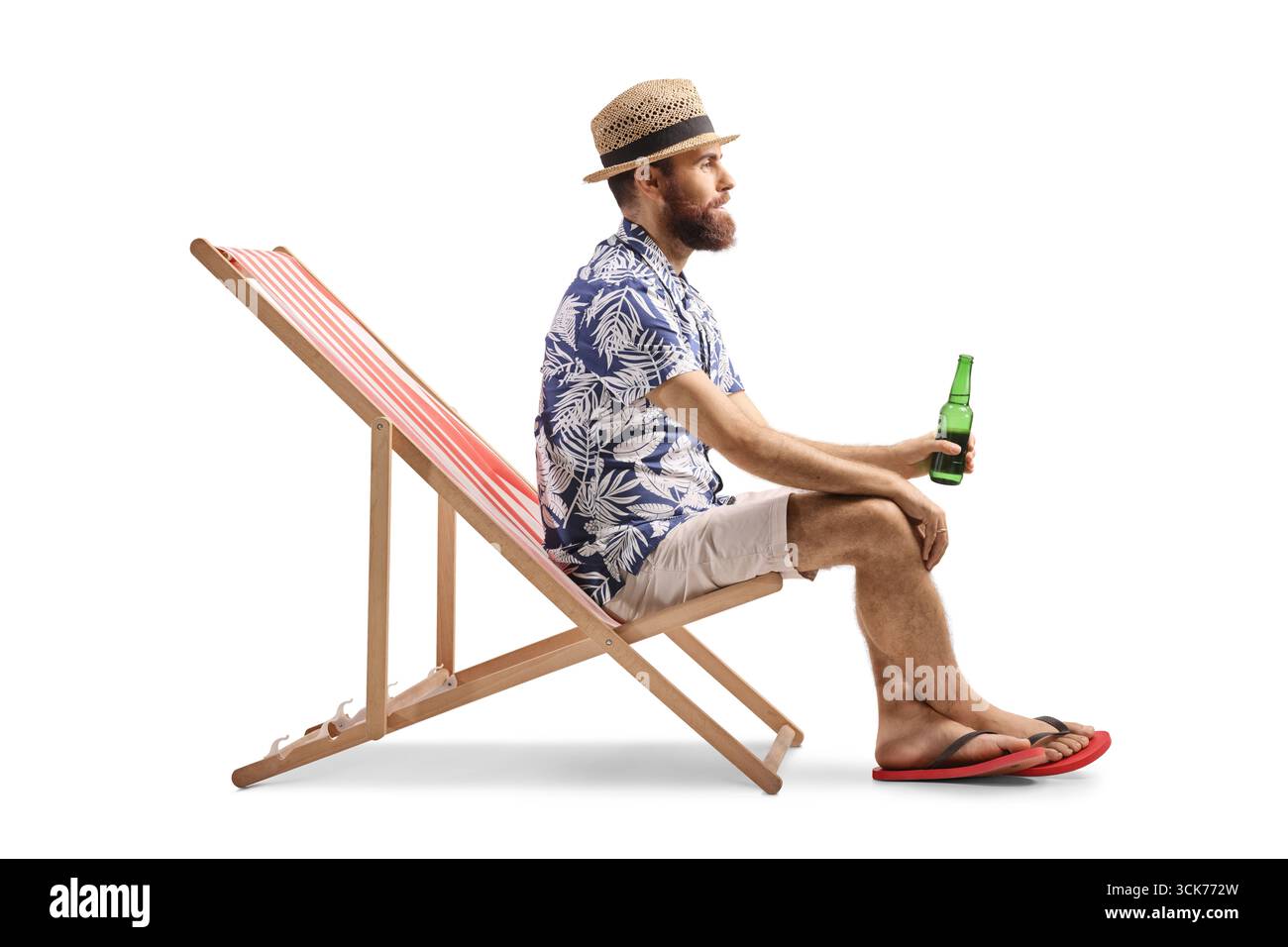 Mann sitzt in einem Liegestuhl und hält eine Flasche Bier isoliert auf weißem Hintergrund Stockfoto