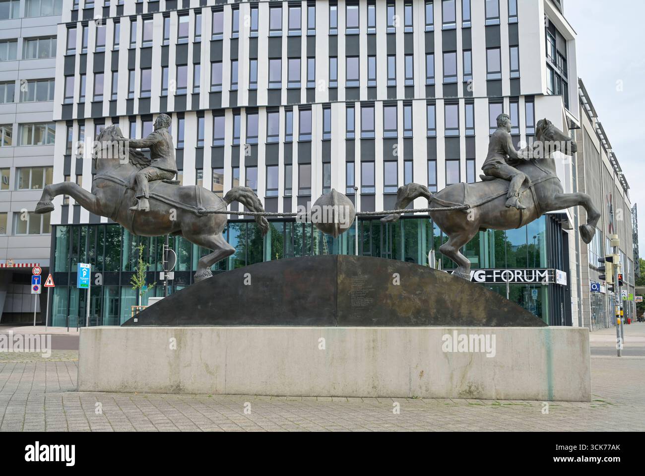 Magdeburger Halbkugeln, Denkmal erinnert an Otto-von-Guericke, Julius-Bremer-Straße, Magdeburg, Sachsen-Anhalt, Deutschland *** Magdeburger Halbkugeln, Denkmal an Otto von Guericke, Julius Bremer Straße, Magdeburg, Sachsen-Anhalt, Deutschland Stockfoto