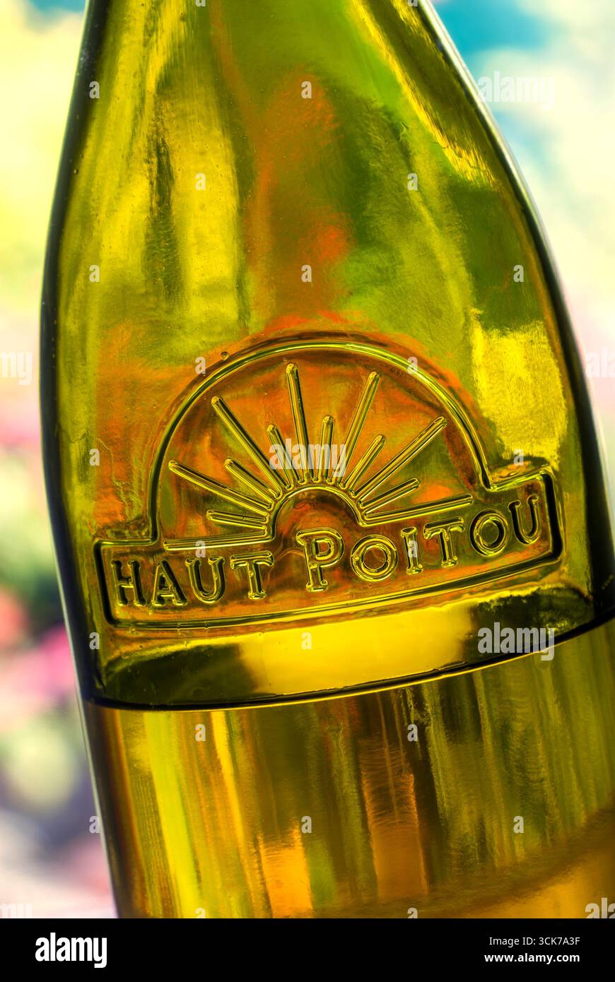 Haut Poitou Weißweinflasche mit Namen im Glasrelief, Sauvignon Blanc French Loire Weißwein im Freien. Loire Frankreich Stockfoto