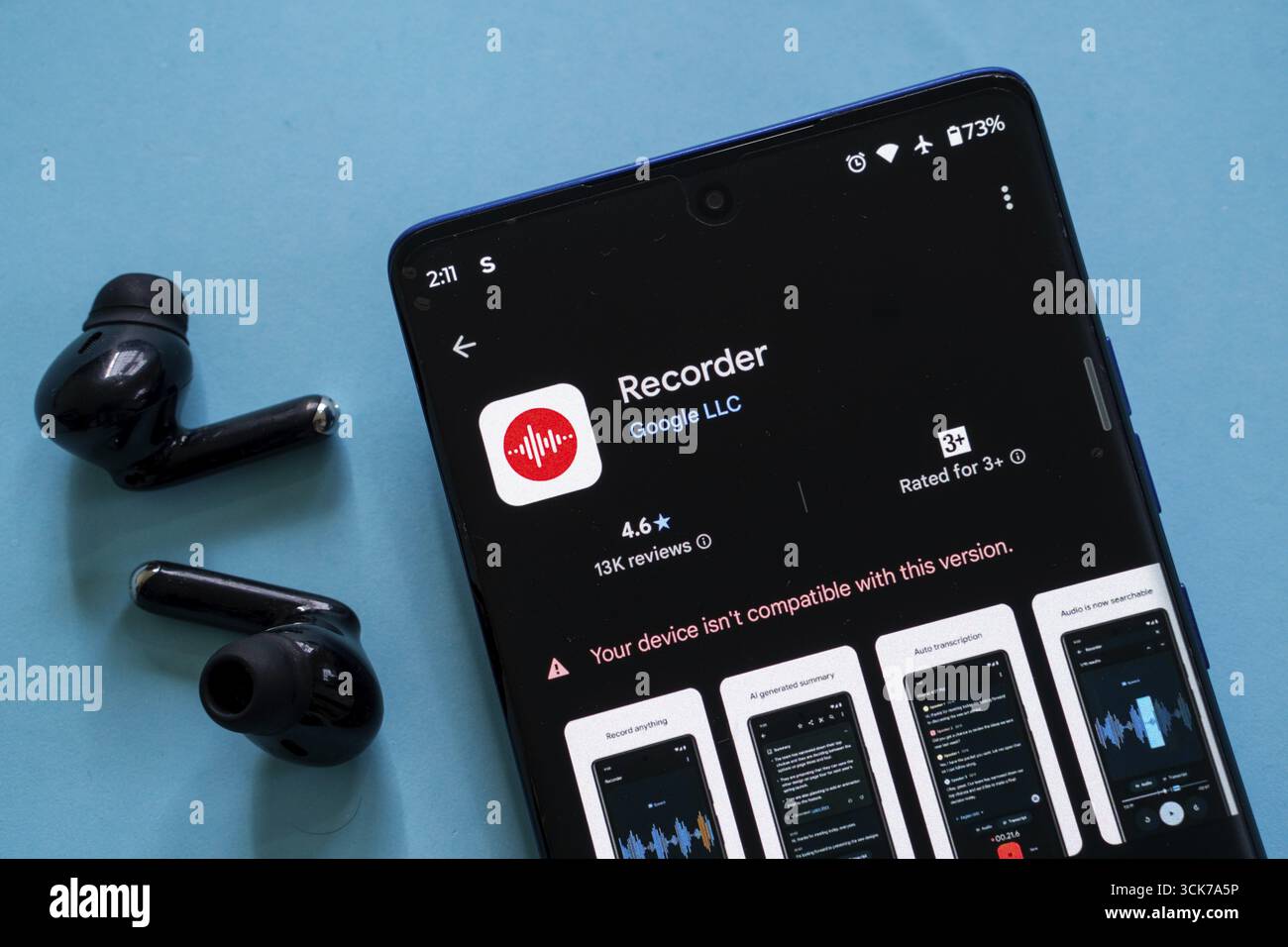 Die App-Schnittstelle des Recorders wird auf dem Smartphone mit Kompatibilitätswarnung angezeigt Stockfoto