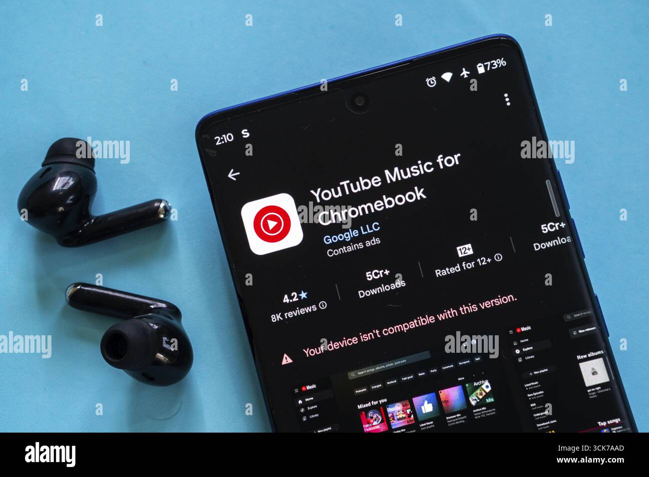 Ein Smartphone-Bildschirm, auf dem die App YouTube Music for Chromebook mit Musikabdeckungen angezeigt wird Stockfoto
