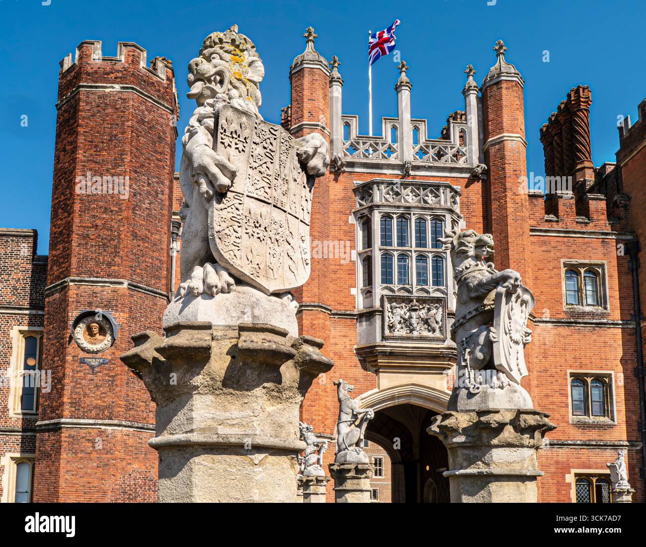 Eingang zum Hampton Court Palace, Statuen und Schilde mit der Union Jack Flag, einem königlichen Tudor-Palast im Londoner Stadtteil Richmond London Surrey UK Stockfoto