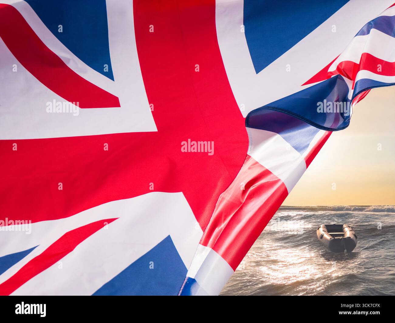 Die Flagge der Union Jack, die das Meer enthüllt, und ein Schlauchboot bei Sonnenuntergang. Konzeptuelles symbolisches Bild, das den Migrationsweg von Asylbewerbern und anderen, die den Ärmelkanal in von Banden kontrollierten und versorgten Gummibooten überquerten, in der Hoffnung auf ein besseres Leben veranschaulicht. Stockfoto