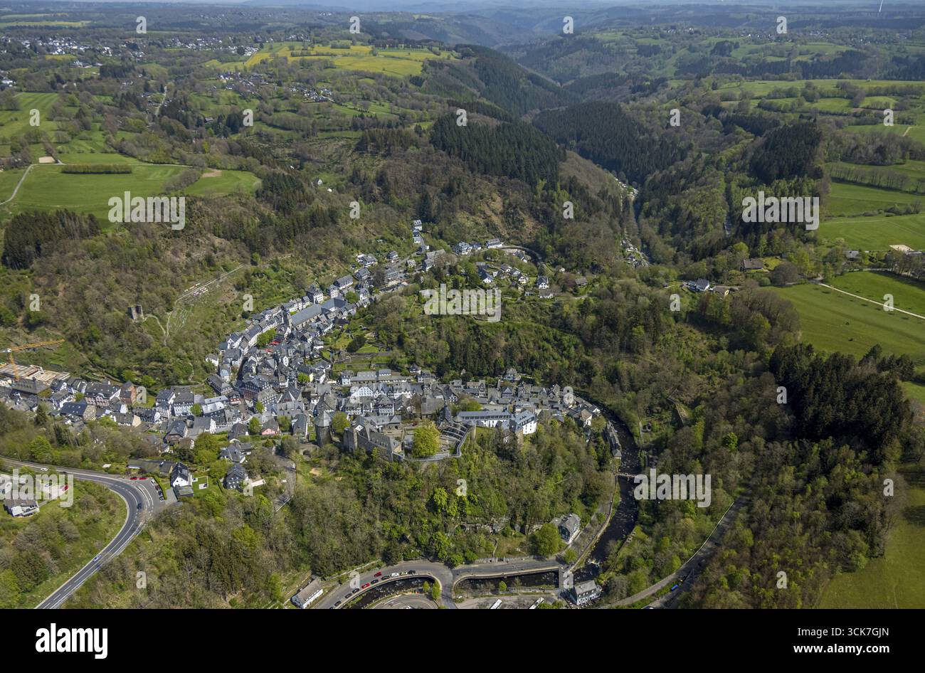 Aus der Vogelperspektive, historische Altstadt mit mittelalterlichen Gebäuden und das Schloss Monschau mit protestantischer Stadtkirche an der Rur, Hügeln und Tälern Stockfoto
