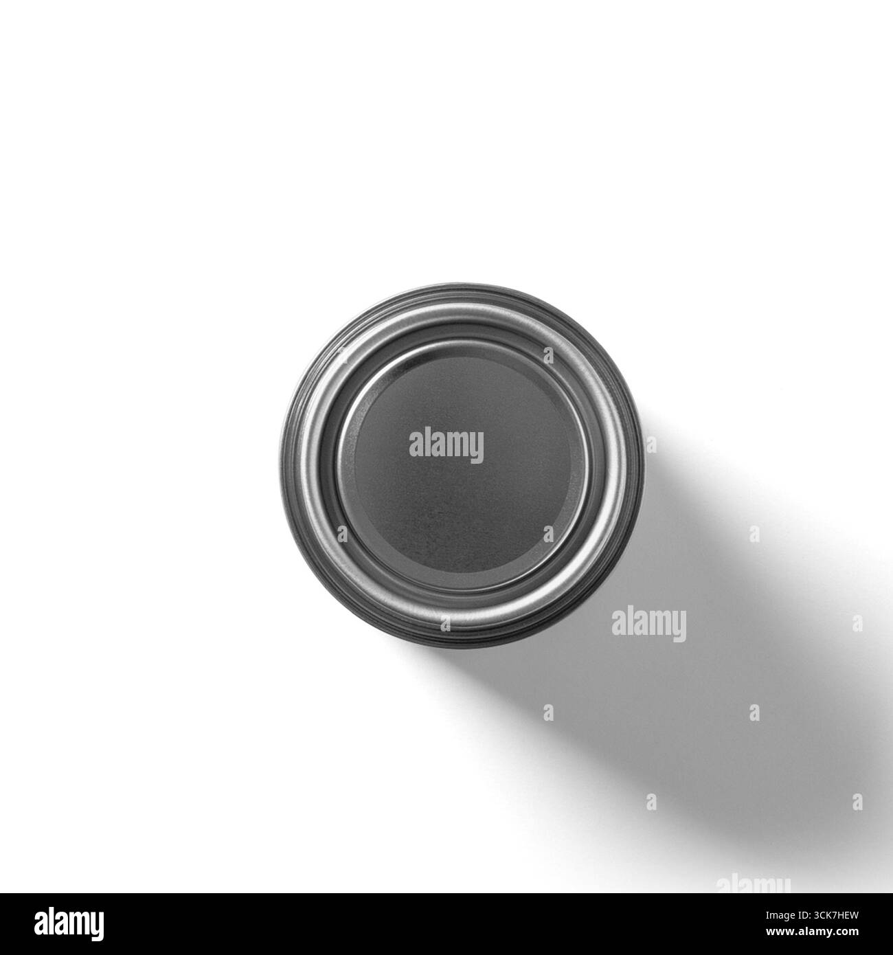 Eine Draufsicht auf einen metallischen Dosendeckel mit schlichtem Design und Schatten. Stockfoto