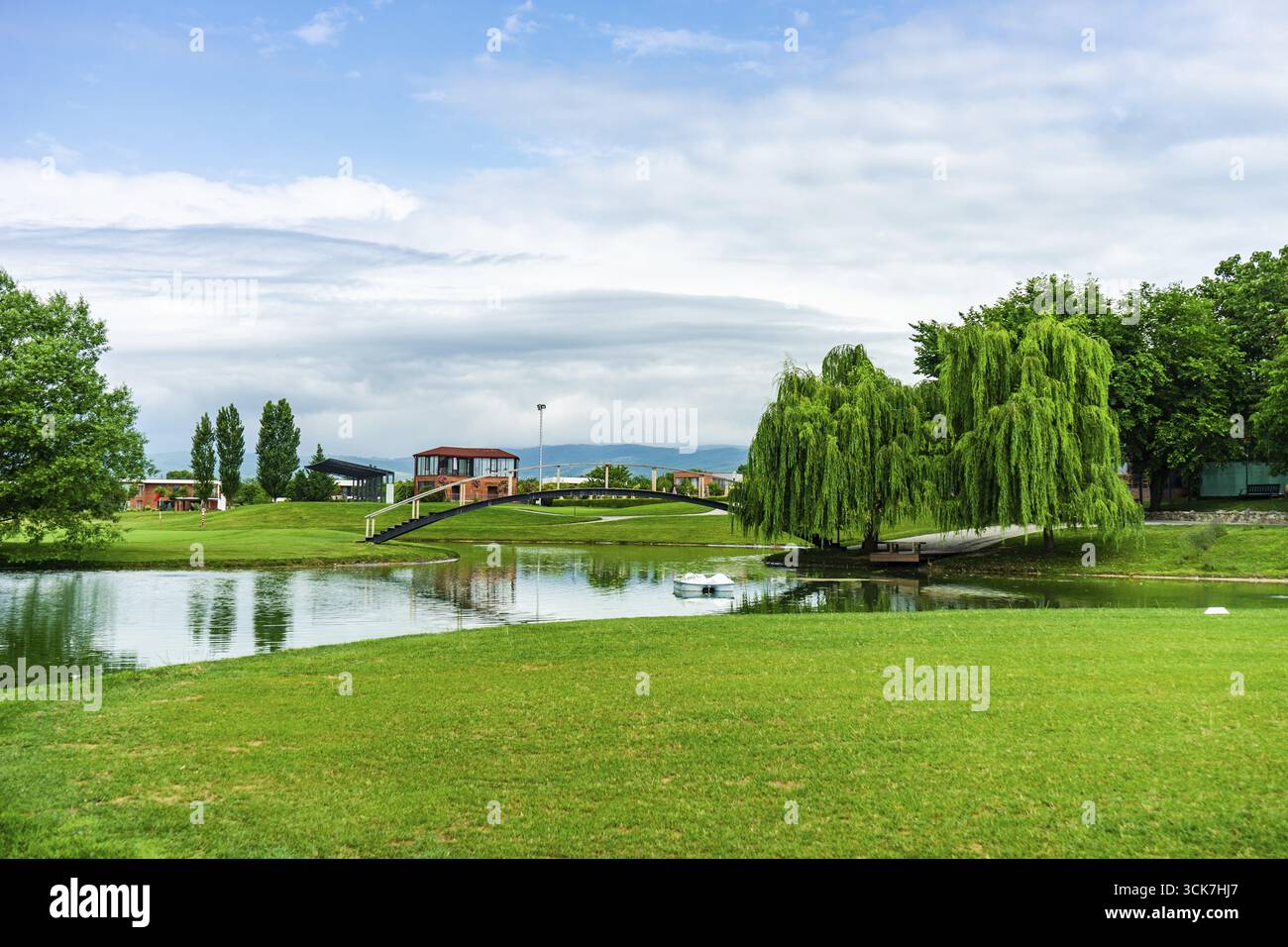 Teich mit Spiegelung im Golf-Grasland Stockfoto