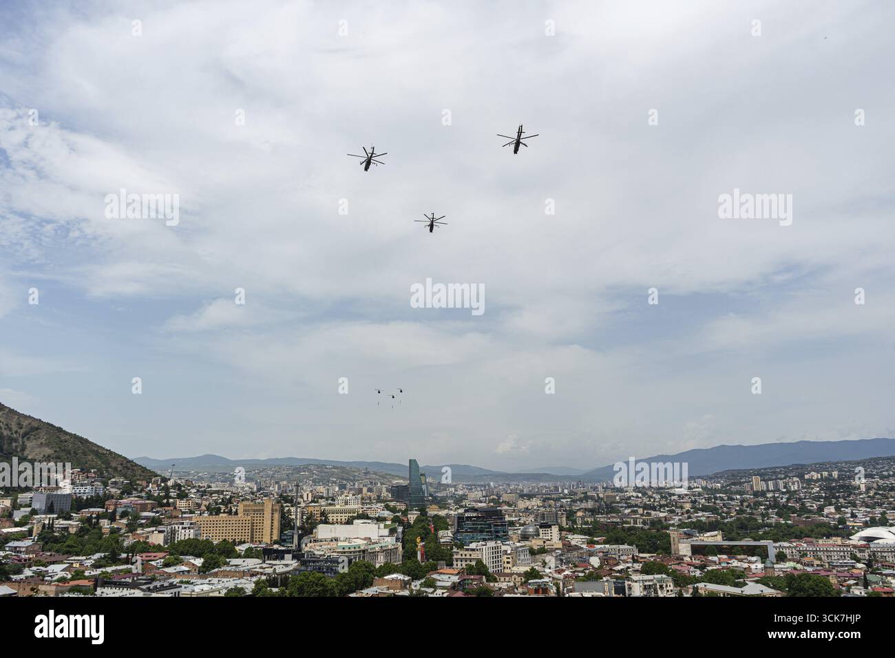 Hubschrauber mit georgischer Flagge fliegen am 26. Mai 2023 am Unabhängigkeitstag Georgiens am Himmel der Stadt Tiflis Stockfoto