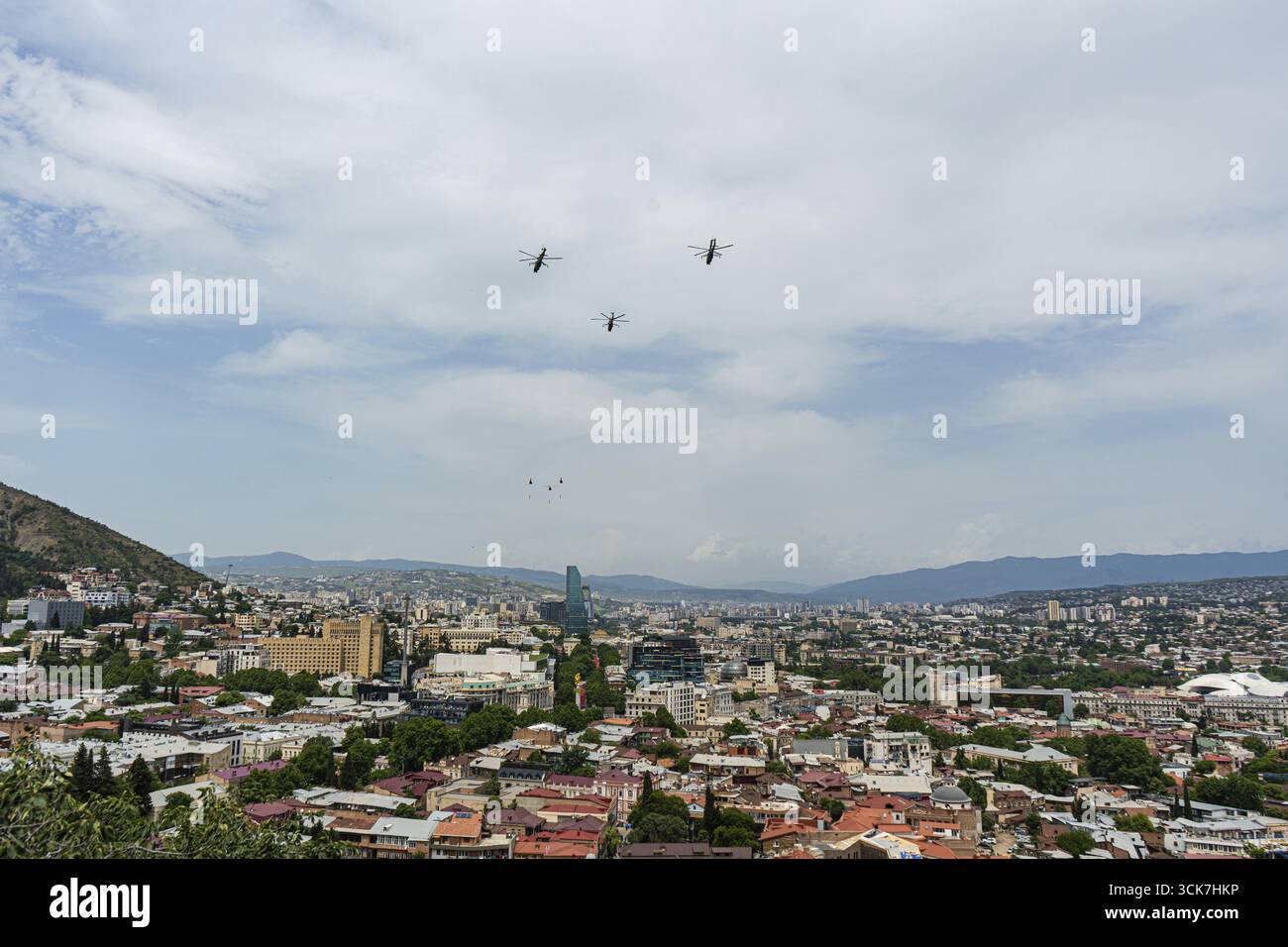 Hubschrauber mit georgischer Flagge fliegen am 26. Mai 2023 am Unabhängigkeitstag Georgiens am Himmel der Stadt Tiflis Stockfoto