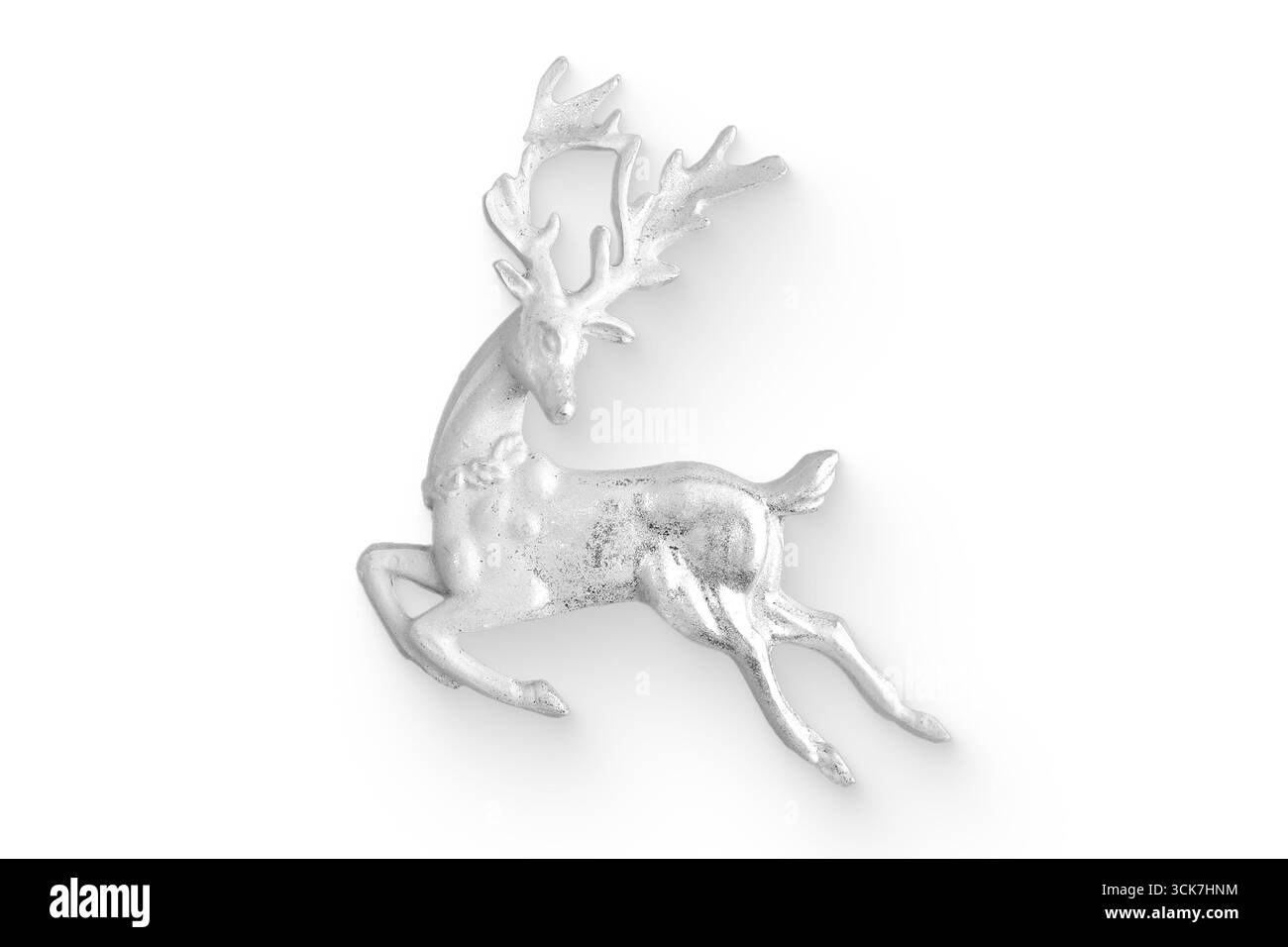 Eine weiße dekorative Figur eines springenden Hirsches, die Eleganz und Kunstfertigkeit unterstreicht. Stockfoto