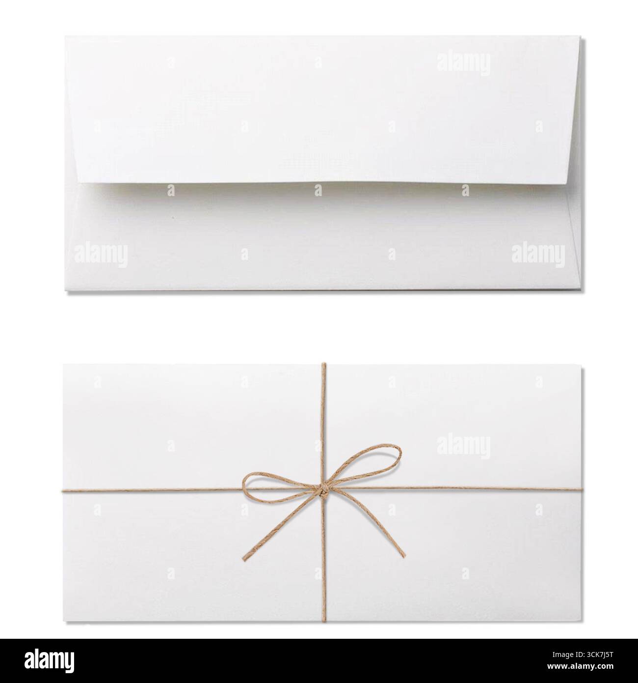 Ein einfacher weißer Umschlag und ein gebundenes weißes Papierbündel, das Kommunikation oder Geschenke anregt. Stockfoto