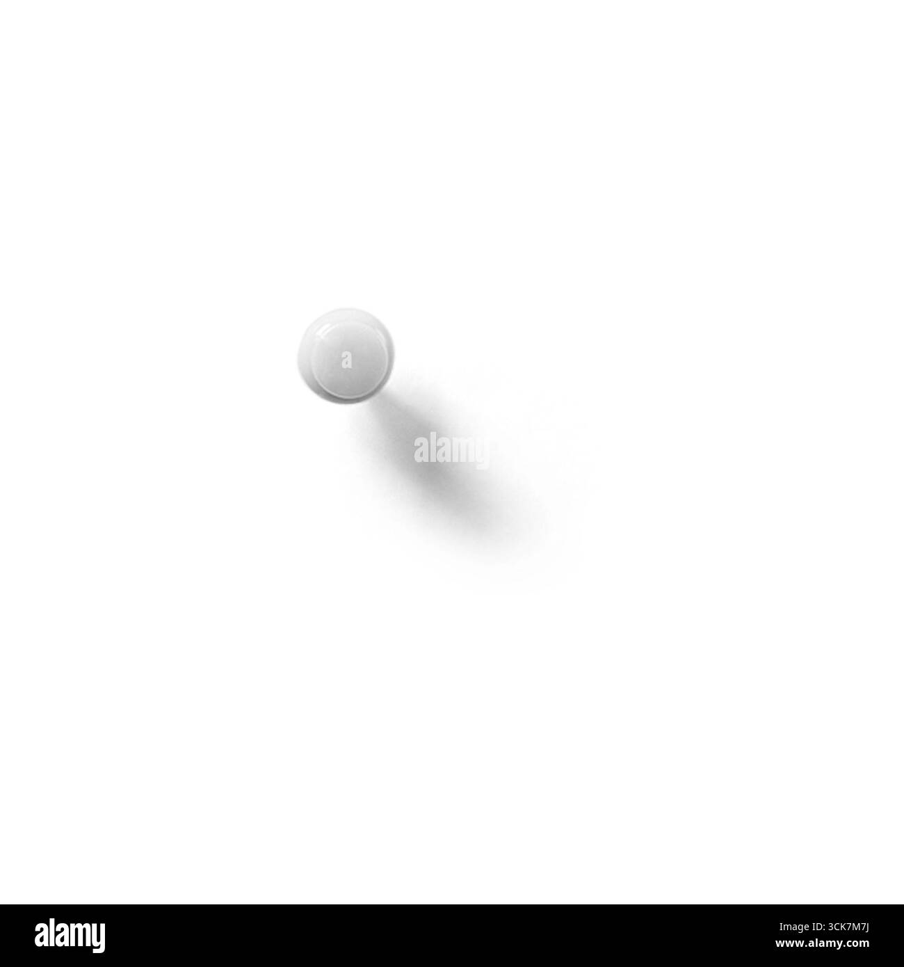 Eine einfache weiße Kugel, die einen weichen Schatten auf einem minimalistischen weißen Hintergrund wirft. Stockfoto