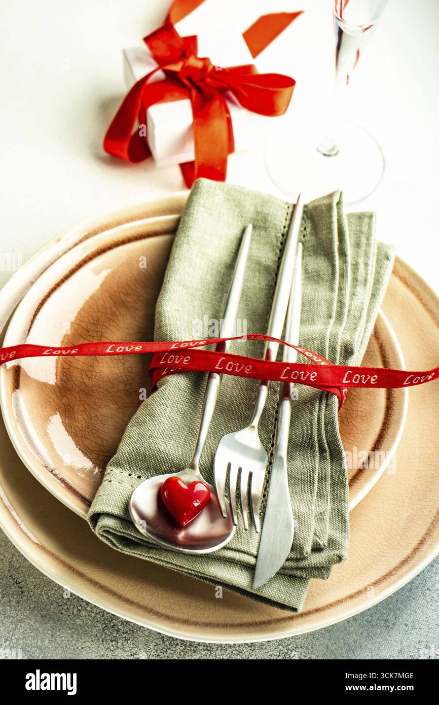 Tabelle Urlaubs Abendessen in St. Valentinstag mit Herzen in rosa Farbe auf Stein Hintergrund mit Kopie Raum eingerichtet Stockfoto