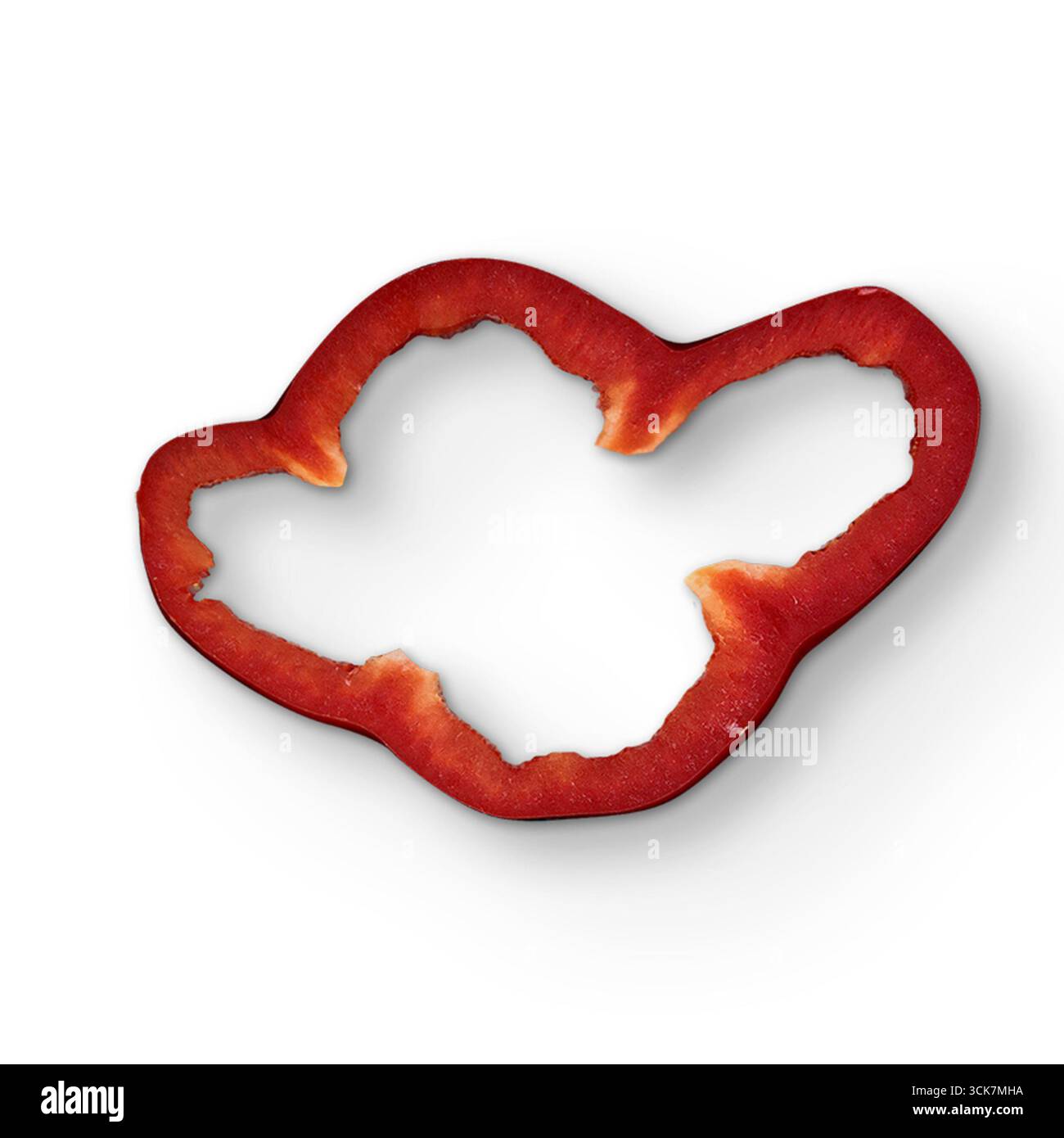 Eine rote Pfefferscheibe in Form eines Herzens, die ihre leuchtende Farbe und Textur zeigt. Stockfoto