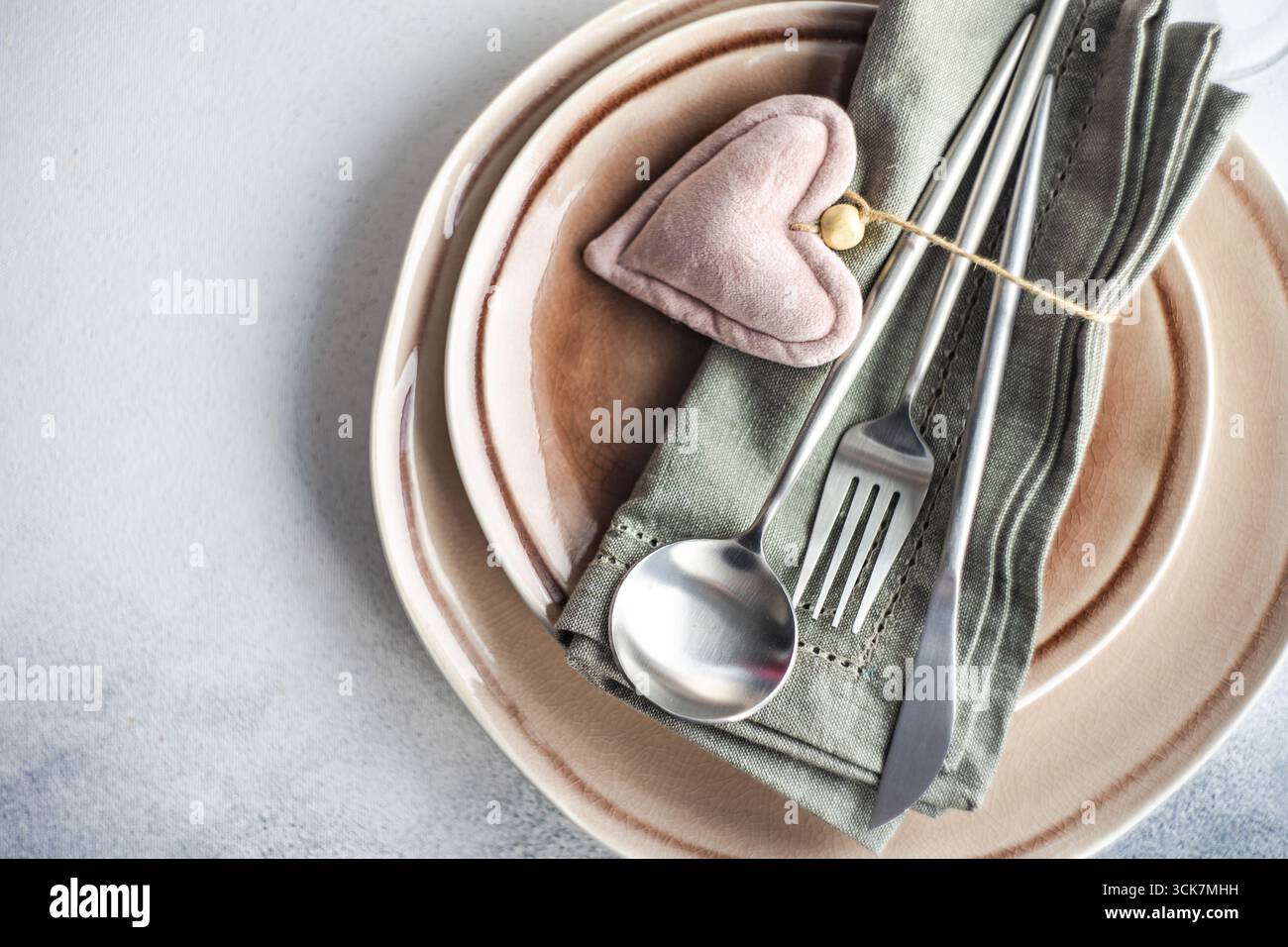 Tabelle Urlaubs Abendessen in St. Valentinstag mit Herzen in rosa Farbe auf Stein Hintergrund mit Kopie Raum eingerichtet Stockfoto