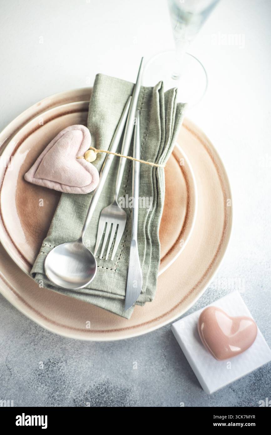 Tabelle Urlaubs Abendessen in St. Valentinstag mit Herzen in rosa Farbe auf Stein Hintergrund mit Kopie Raum eingerichtet Stockfoto
